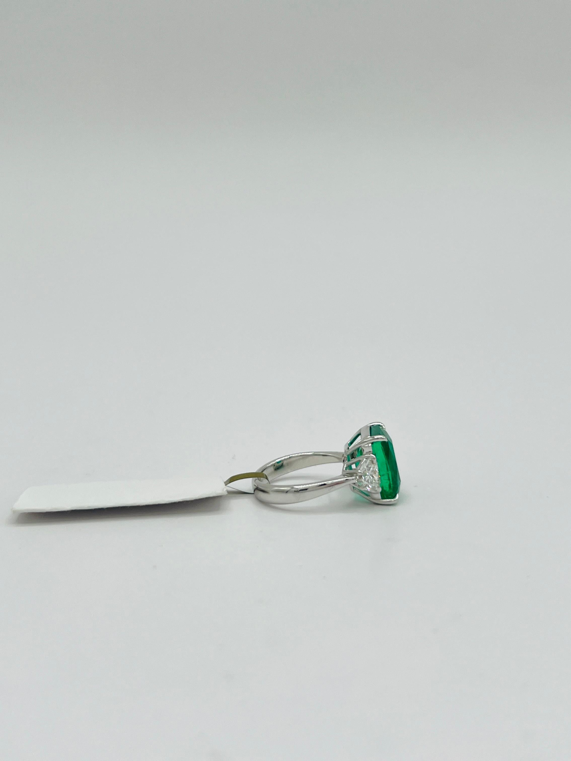 Smaragd- und GIA-Cocktailring mit drei Steinen in Herzform aus 18 Karat Weißgold 4