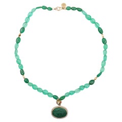 Smaragd- und Malachit-Bufo-Halskette aus 18 Karat Gelbgold mit Diamanten