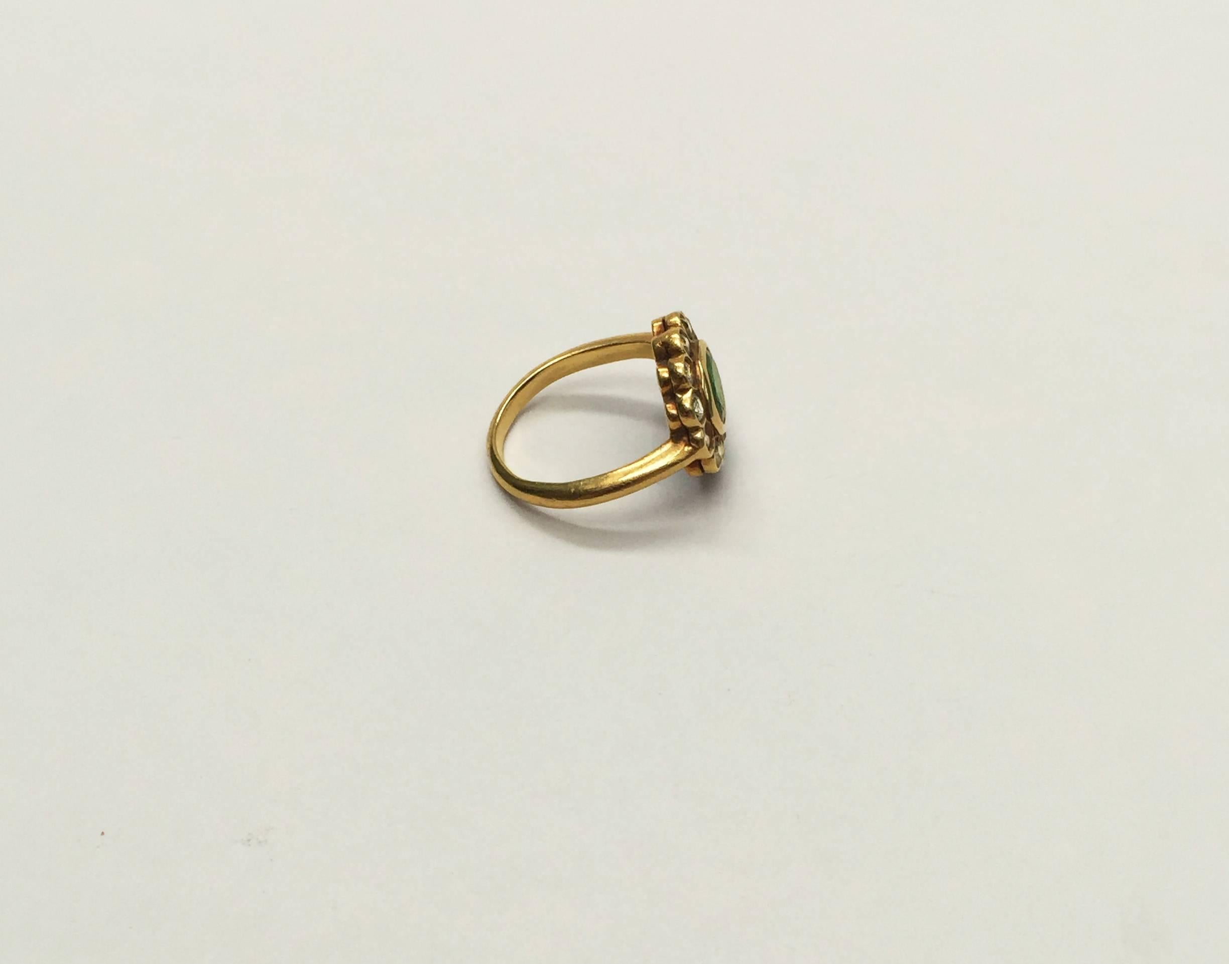 Women's or Men's Emerald and Old Cut Diamond 18 Karat Yellow Gold Ring