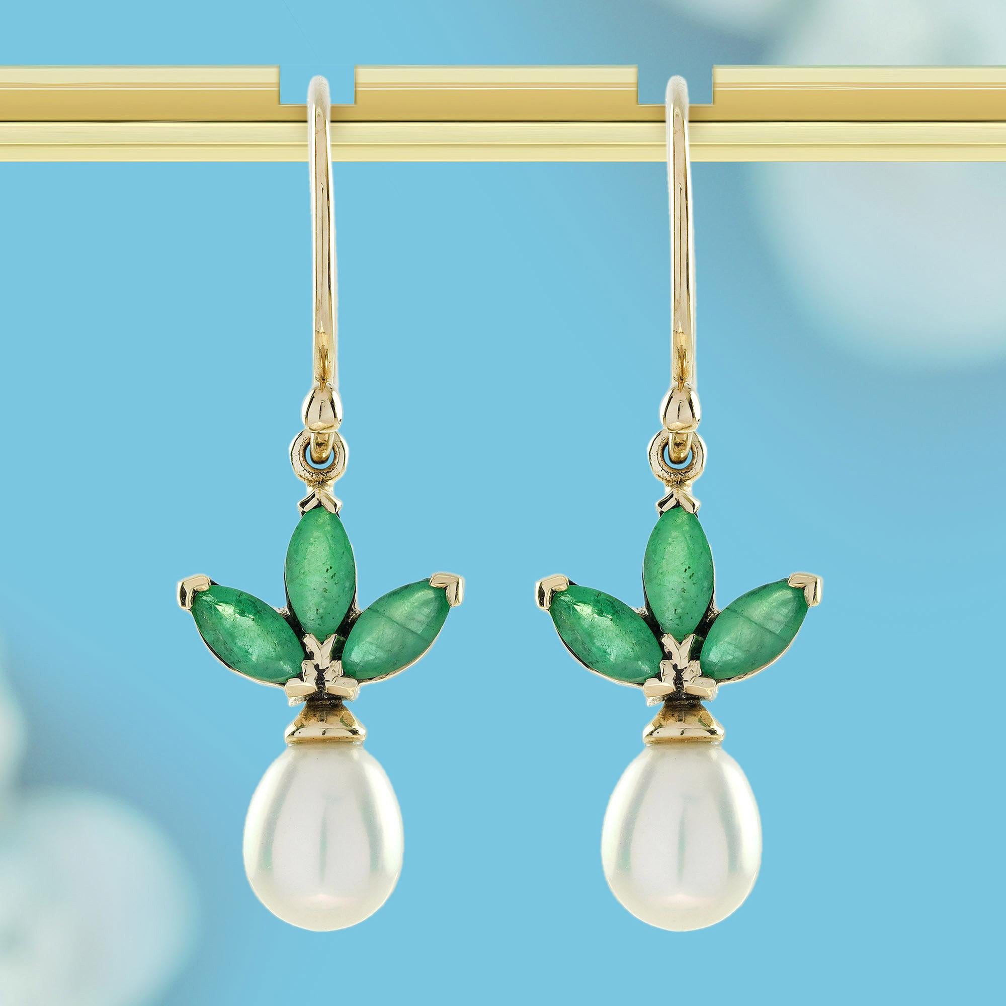 Abraza la elegancia con estos Pendientes Mariposa de Esmeralda Natural y Perla de Estilo Vintage. Con vibrantes esmeraldas verdes y lustrosas perlas, capturan la belleza de la naturaleza con un delicado diseño de mariposa. Los detalles de