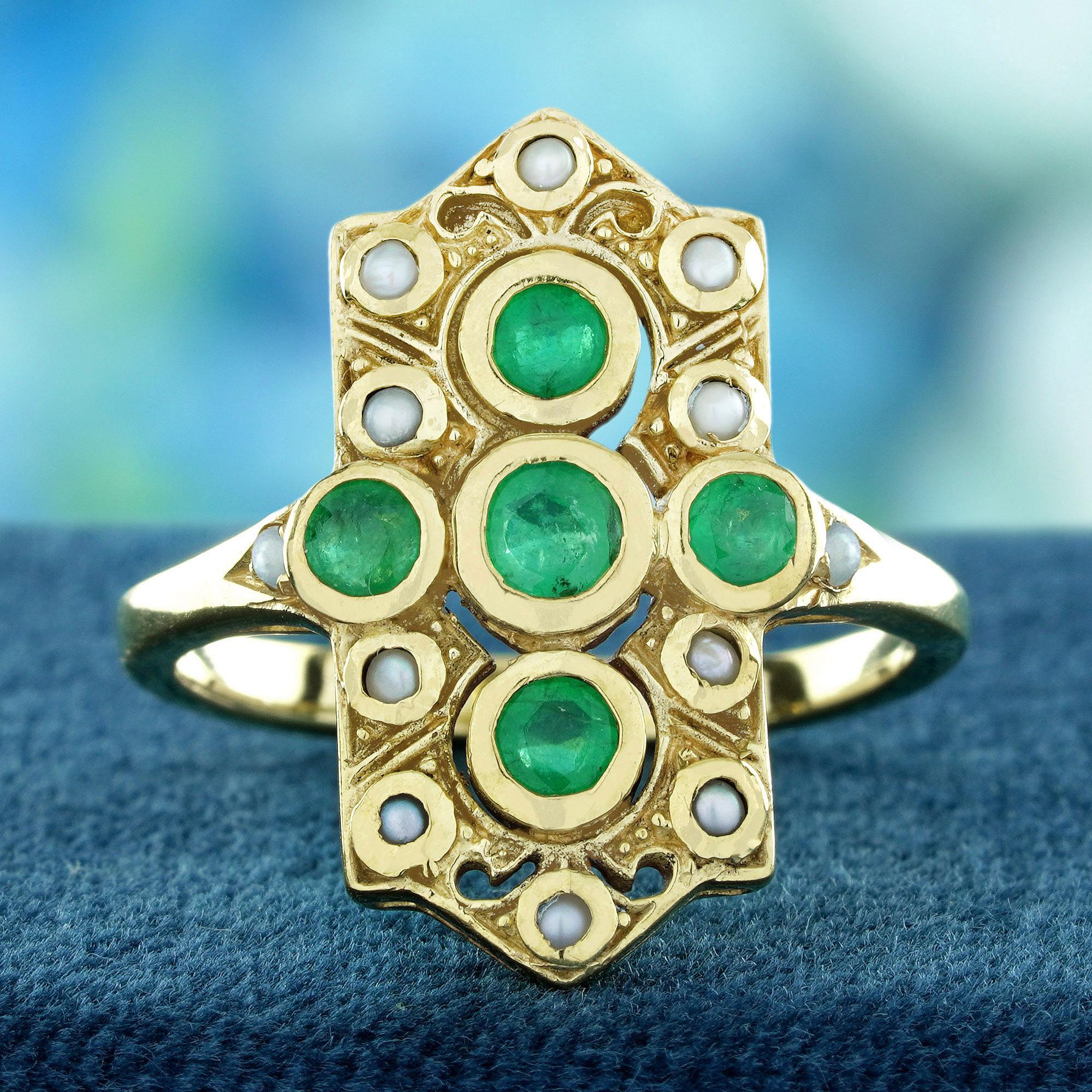 Questo anello da cocktail in stile vintage con smeraldi e perle naturali presenta cinque splendidi smeraldi al centro, circondati da perle lucenti e dettagli intricati. La ricca tonalità verde degli smeraldi è splendidamente completata dal tenue