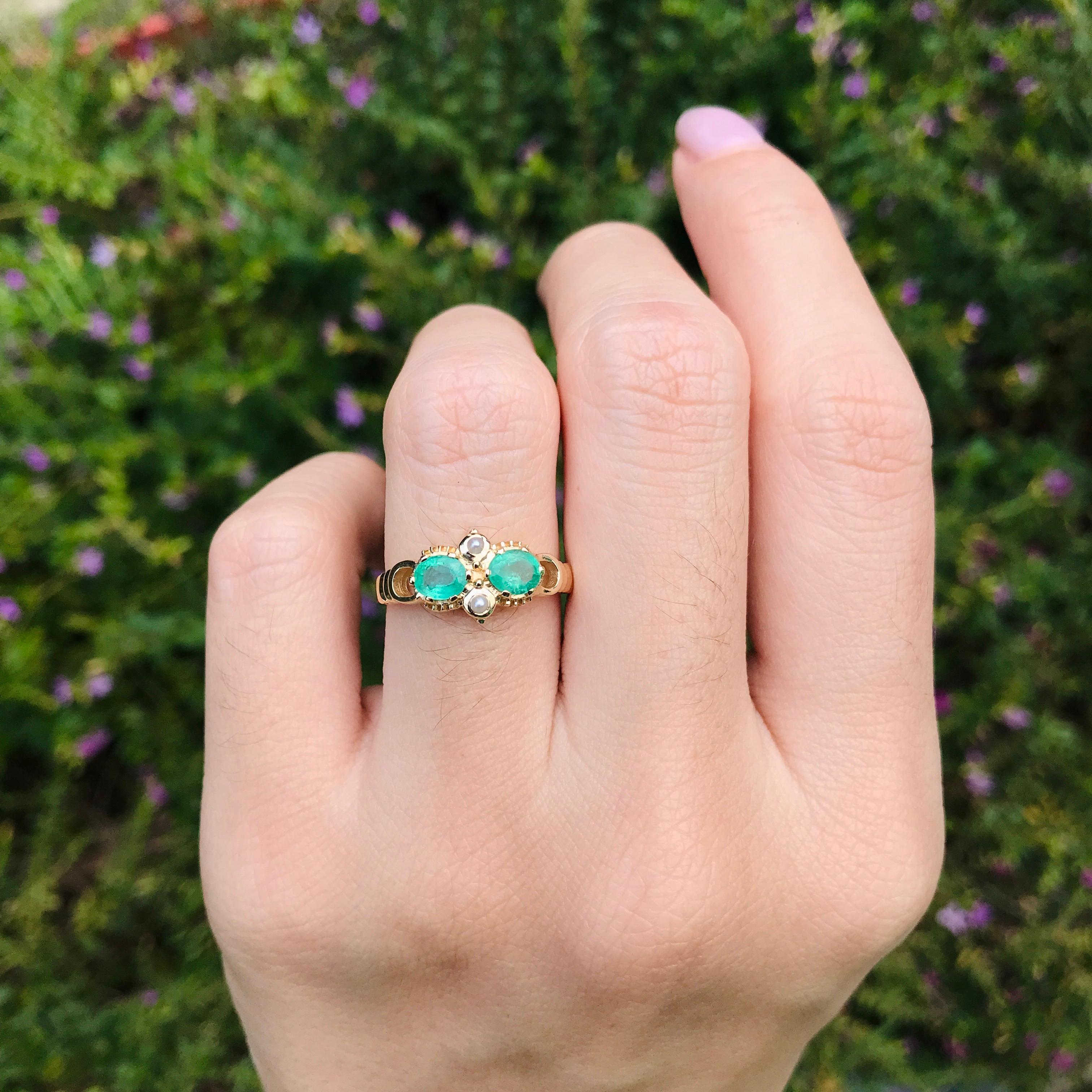Smaragd und Perle Vintage-Stil im Vintage-Stil  Ring aus massivem 9K Gelbgold im Angebot 1