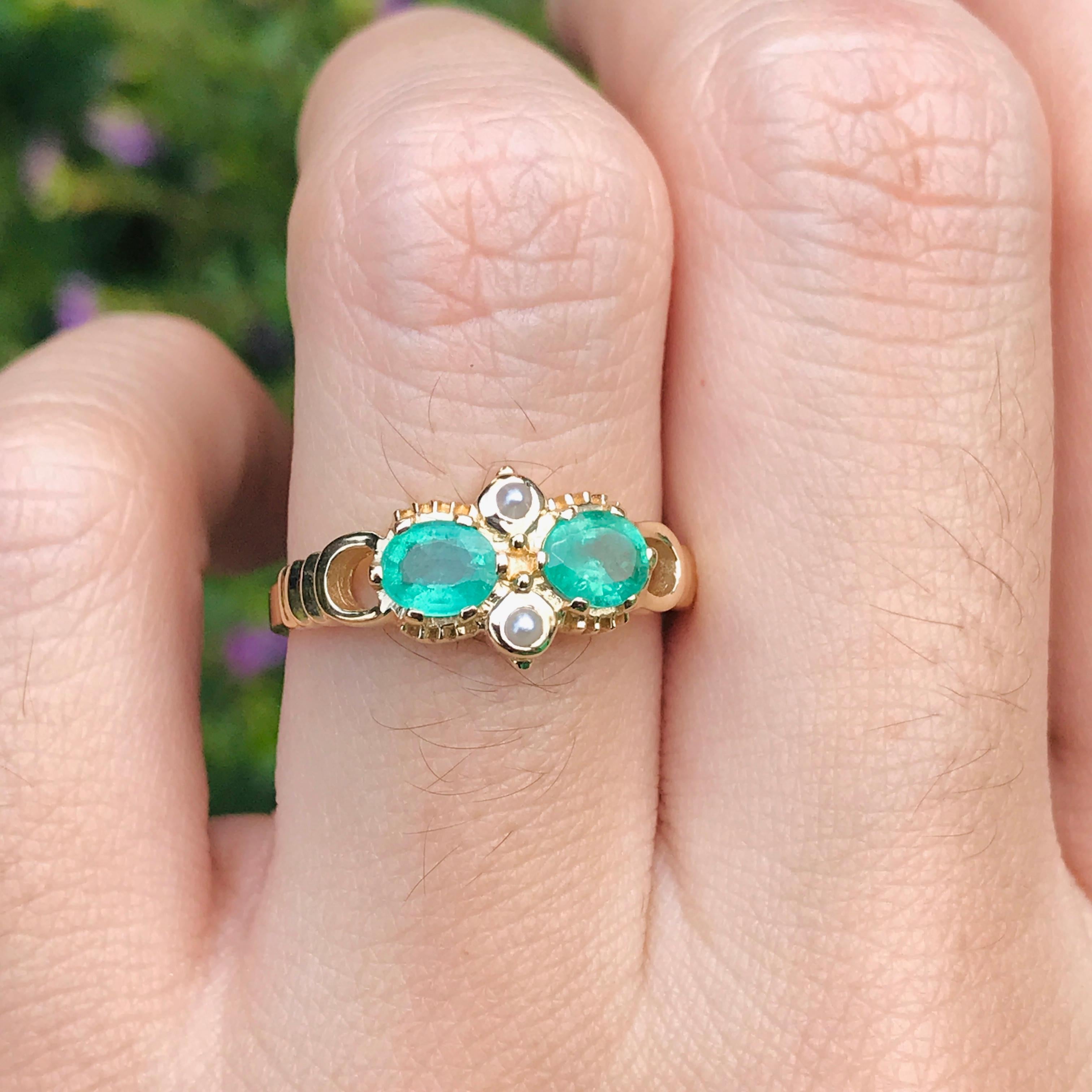 Smaragd und Perle Vintage-Stil im Vintage-Stil  Ring aus massivem 9K Gelbgold im Angebot 2