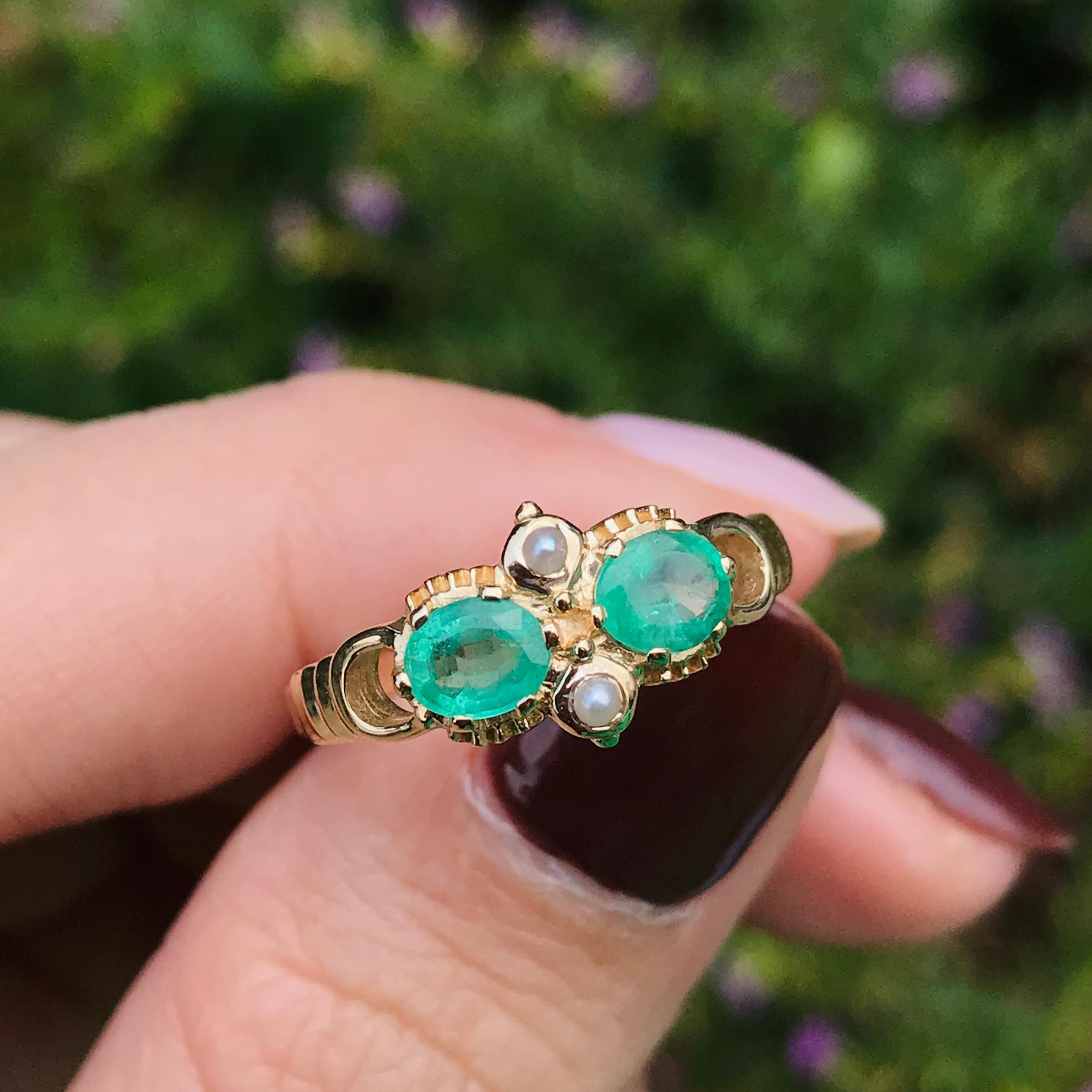 Smaragd und Perle Vintage-Stil im Vintage-Stil  Ring aus massivem 9K Gelbgold im Angebot 3