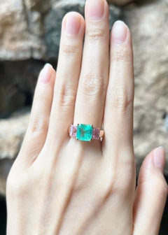 Anello con smeraldo e zaffiro rosa incastonato in oro rosa 18 carati