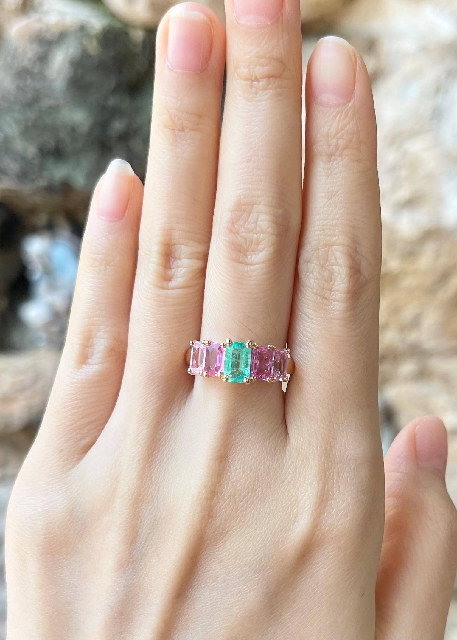 Anello con smeraldo da 0,83 carati e zaffiro rosa da 2,28 carati con montatura in oro rosa 18 carati

Larghezza:  1.8 cm 
Lunghezza: 0.7 cm
Misura dell'anello: 54
Peso totale: 6.56 grammi

