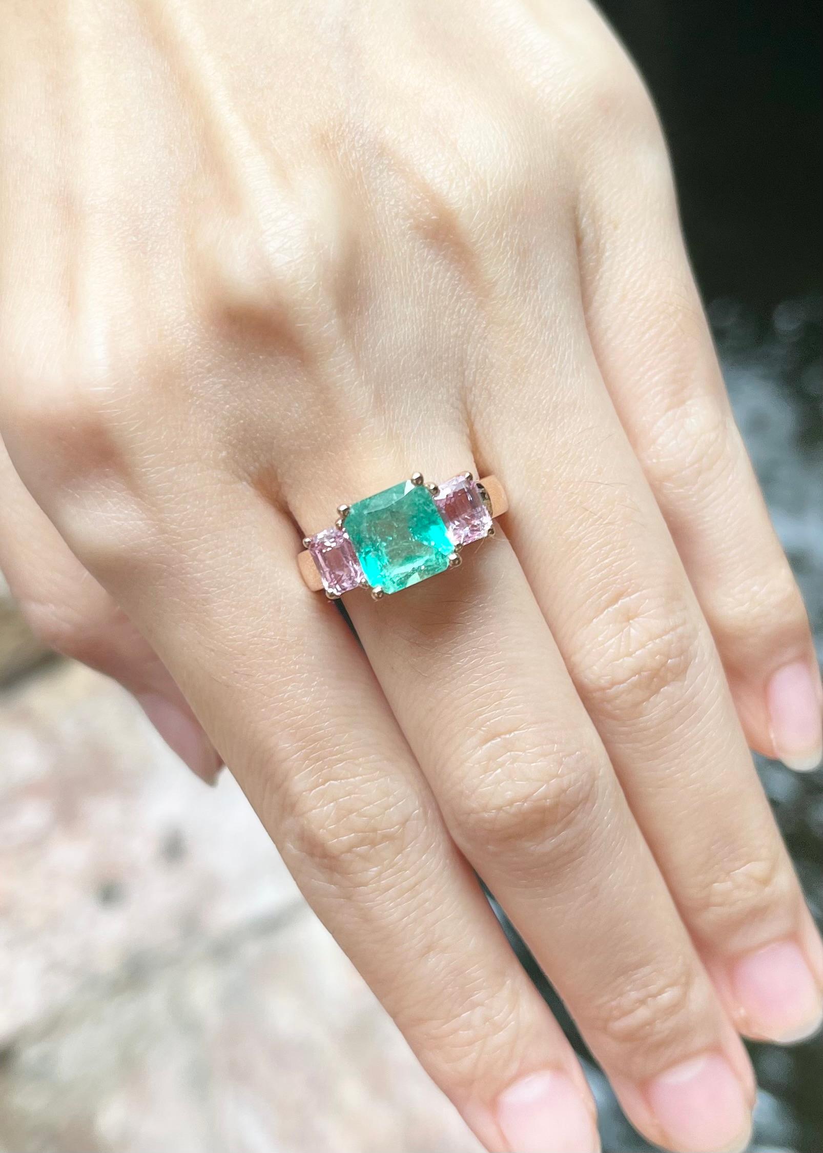 Ring mit Smaragd und rosa Saphir in 18 Karat Roségold Fassungen (Carréschliff) im Angebot