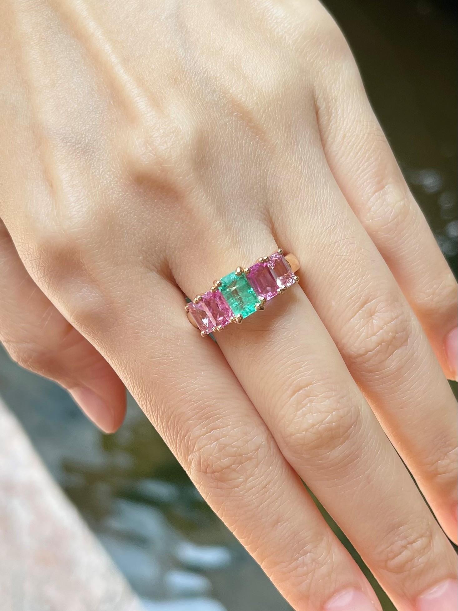 Anello con smeraldo e zaffiro rosa incastonato in oro rosa 18 carati In condizioni Nuovo in vendita a Bangkok, TH
