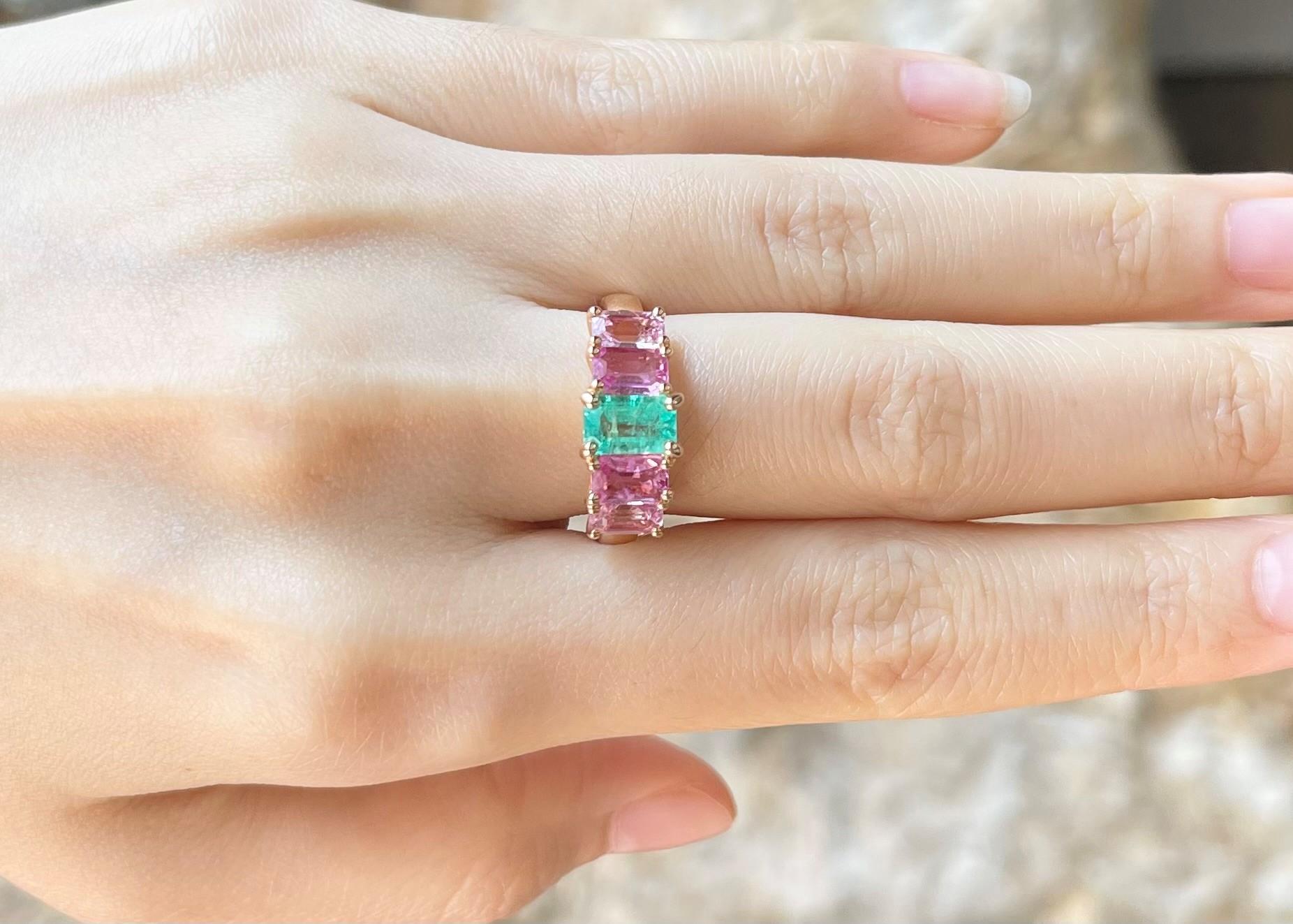 Donna Anello con smeraldo e zaffiro rosa incastonato in oro rosa 18 carati in vendita