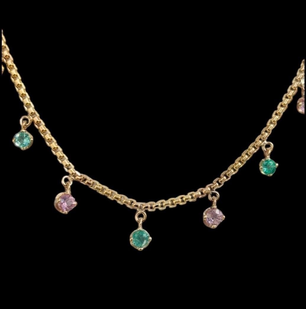 Collana con smeraldo e spinello rosa

Smeraldi, spinello rosa e oro 14k

Catena in oro 14k con cinque smeraldi rotondi e quattro spinelli rosa rotondi.

Questa collana è un pezzo unico e misura 16