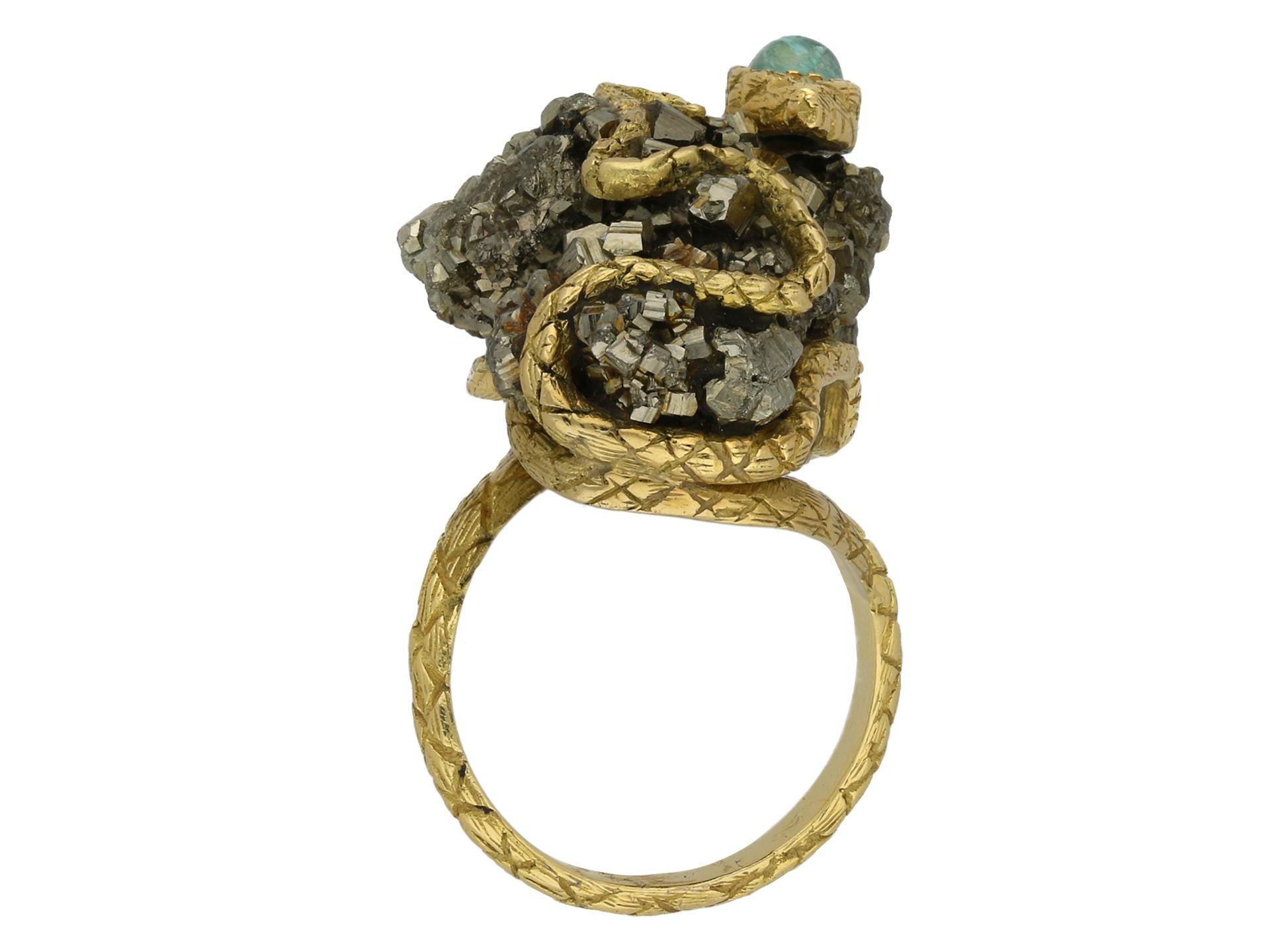 Emerald and pyrite snake ring, French, circa 1960. In Good Condition For Sale In London, GB