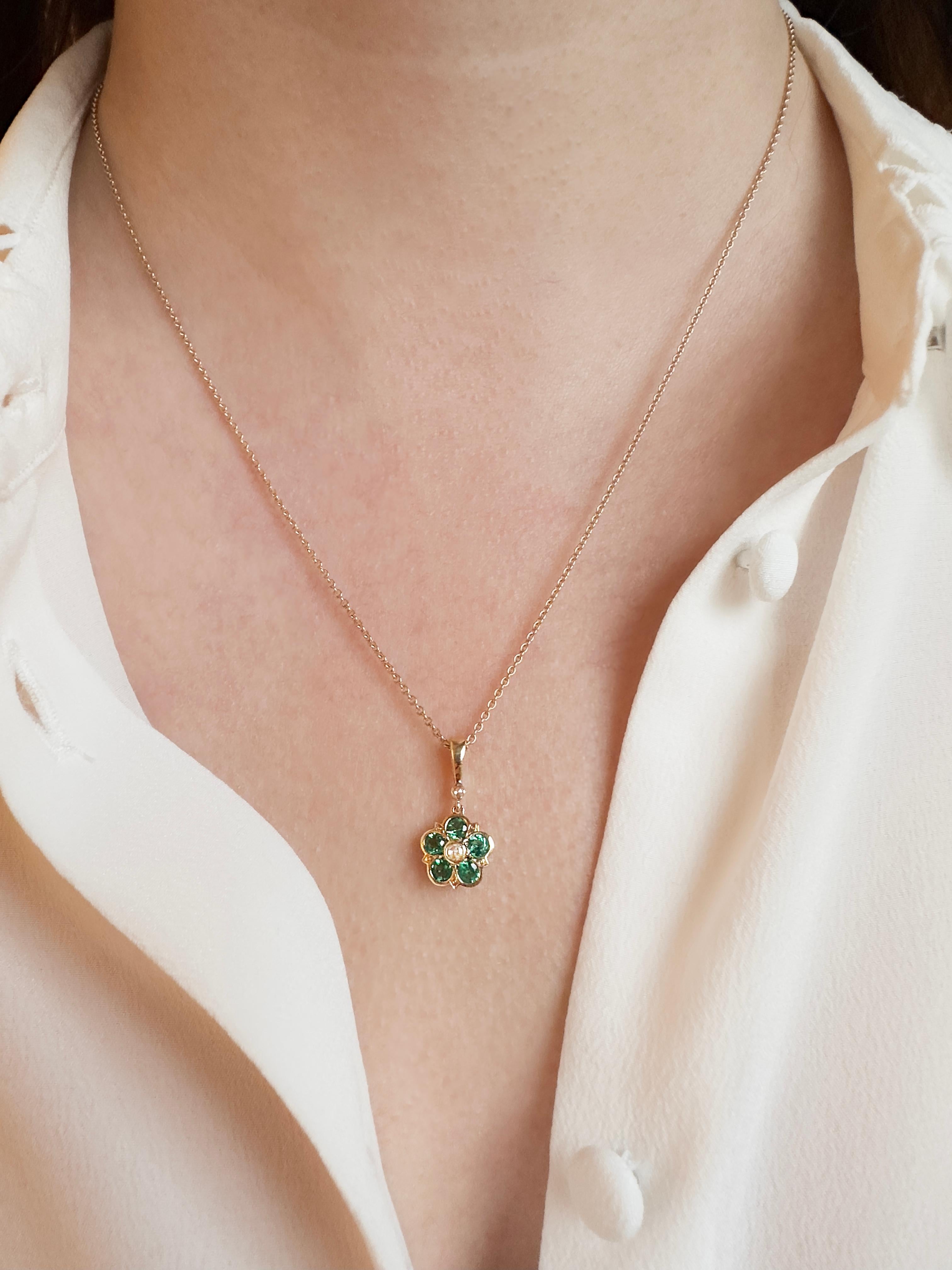 Halskette mit Blumenanhänger aus Gelbgold mit Smaragd und Diamant im Rosenschliff mit Rosenschliff im Zustand „Neu“ im Angebot in London, GB