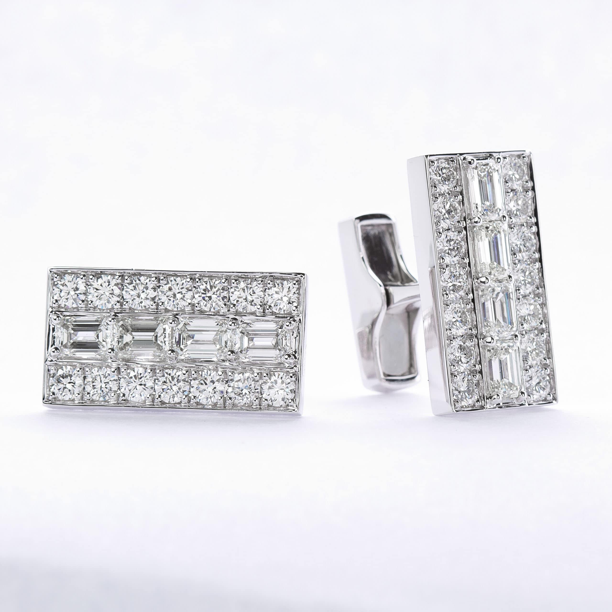 Women's or Men's 5.62 Carats Emerald and Round Brilliant Cut Diamond Cufflinks, 18 karat gold For Sale
