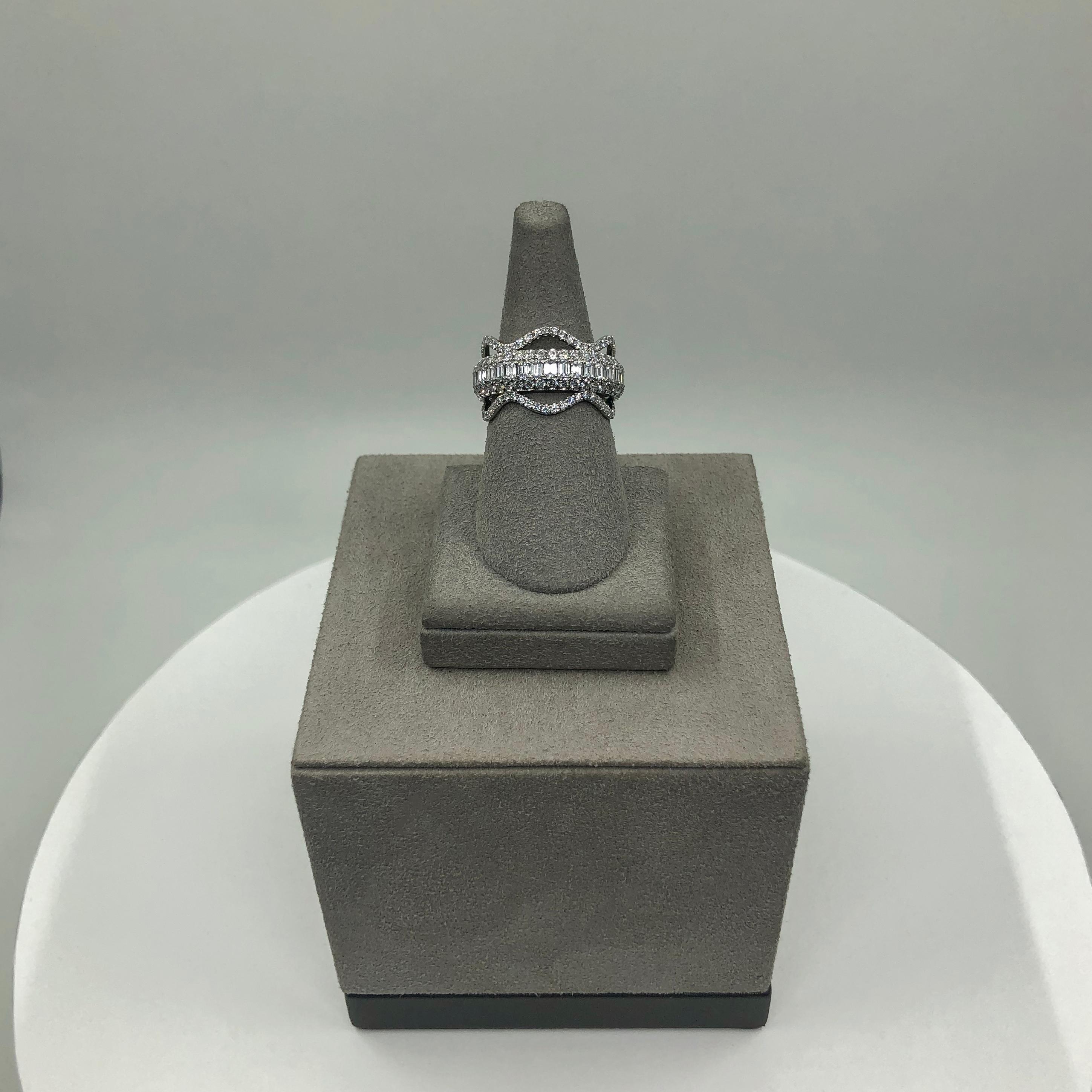 Roman Malakov Eternity-Mode-Ring, 3,58 Karat Smaragd und runder Diamant im Zustand „Neu“ im Angebot in New York, NY