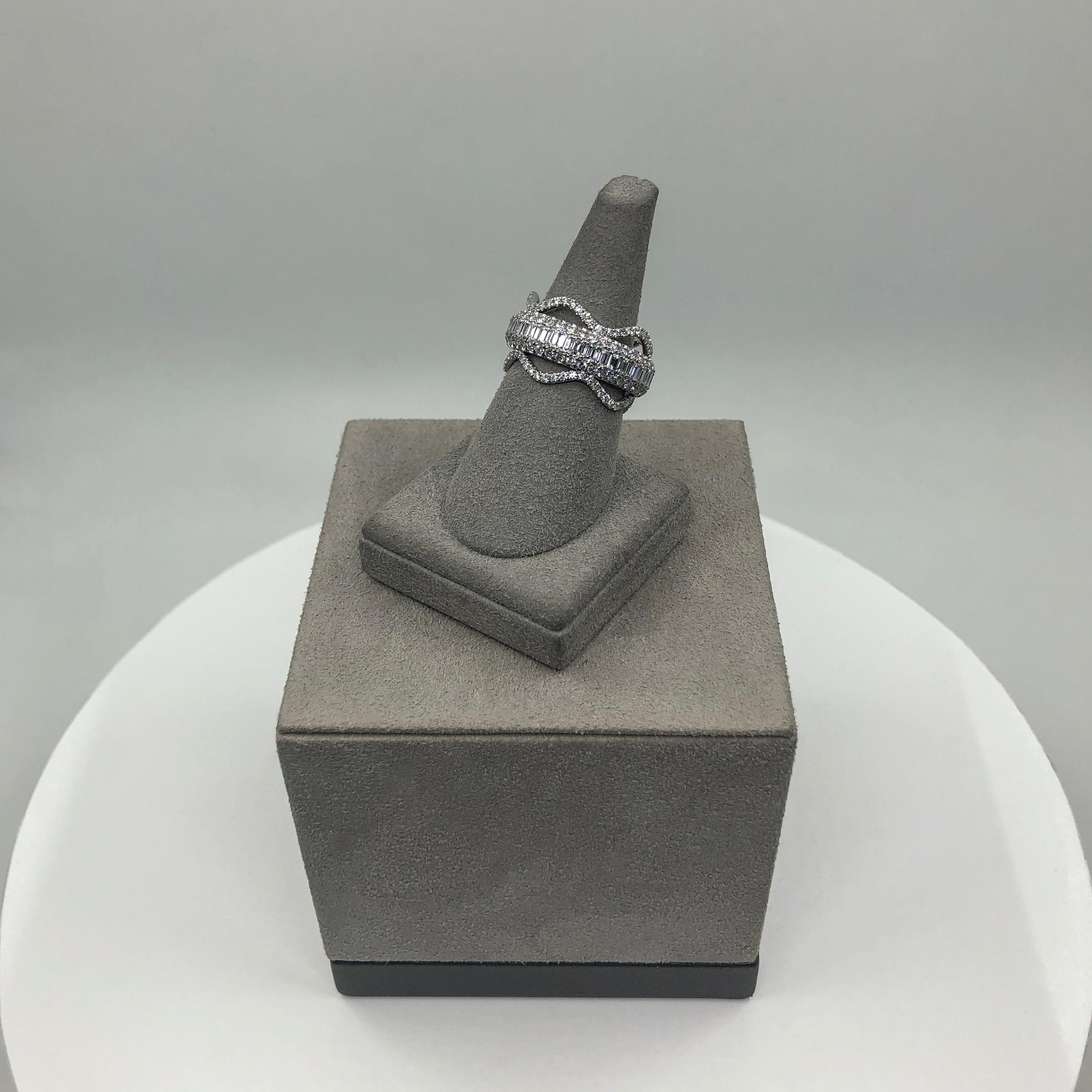 Roman Malakov Eternity-Mode-Ring, 3,58 Karat Smaragd und runder Diamant im Angebot 1