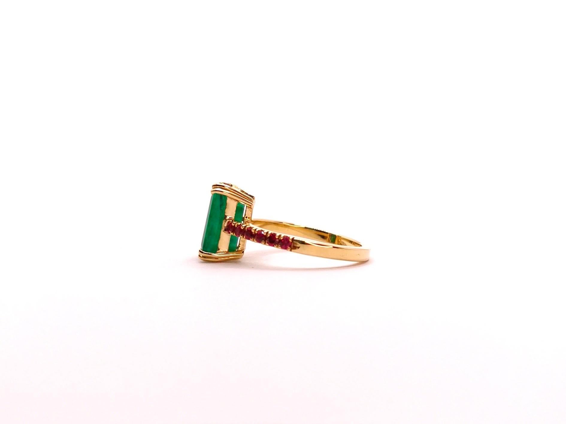 Emerald and Rubies 18 Karat Solid Yellow Gold Estate Ring In New Condition For Sale In Cattolica, IT