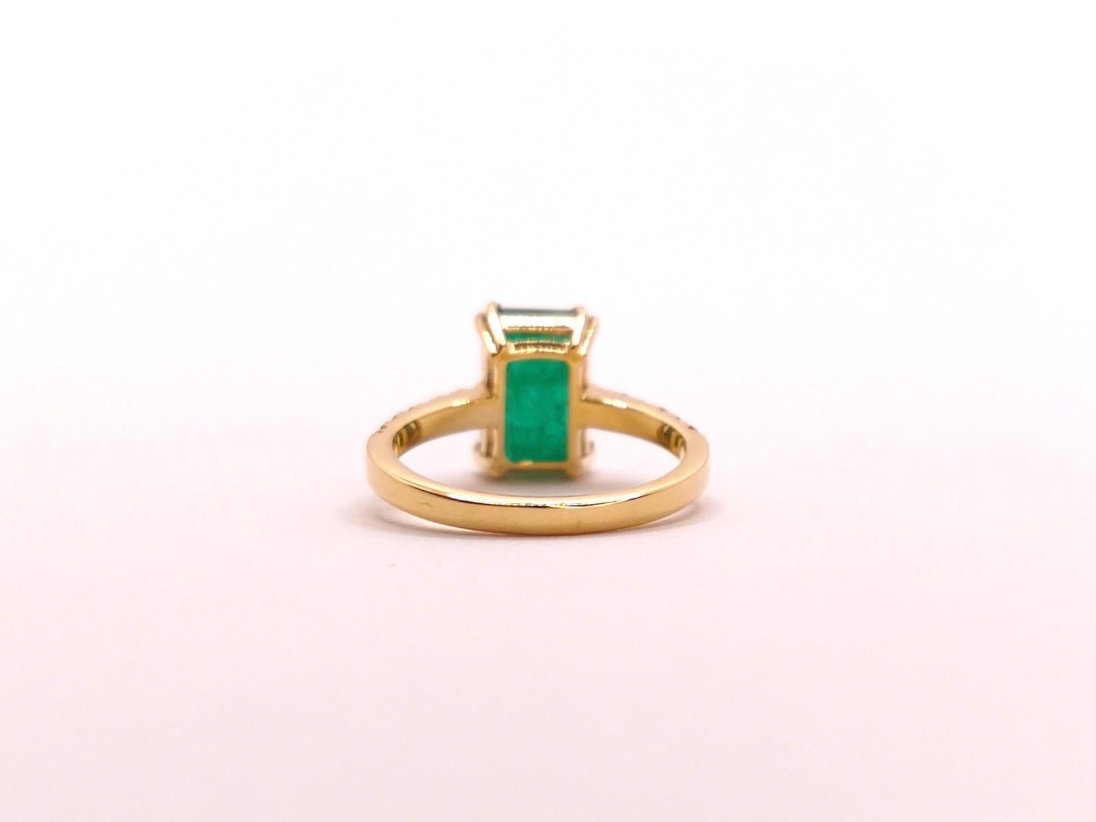 Women's Emerald and Rubies 18 Karat Solid Yellow Gold Estate Ring For Sale