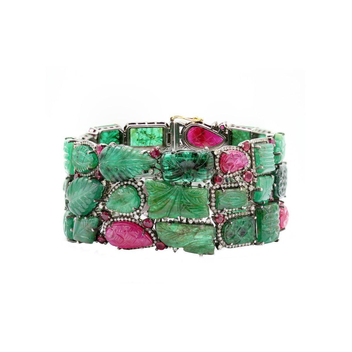  Bracciale di smeraldi e rubini con diamanti montati in oro e argento 18 carati della collezione D'art - 

Pradera Irama è una giovane designer spagnola che ricerca sempre le gemme migliori e combina montaggi e stili classici e contemporanei.
Crea