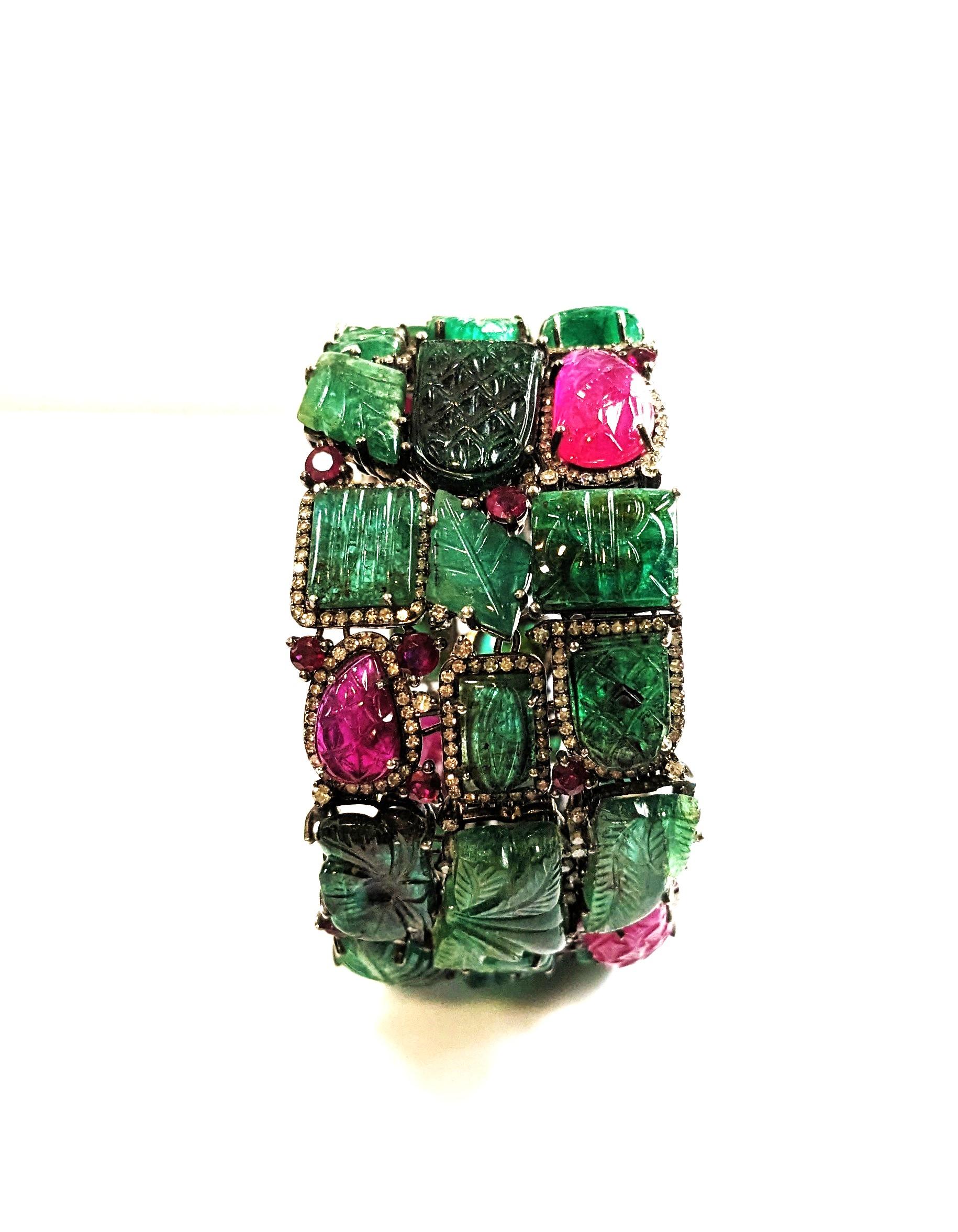 Contemporaneo Bracciale di smeraldi e rubini con diamanti montato in oro e argento 18 carati in vendita