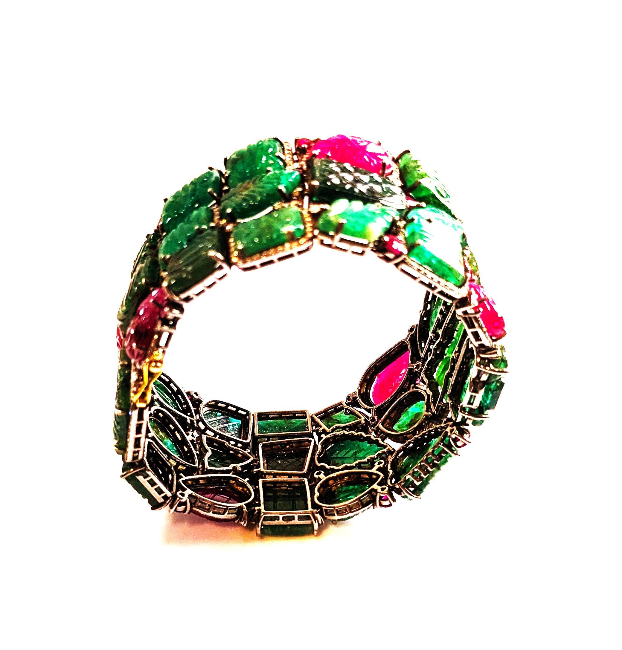 Taglio smeraldo Bracciale di smeraldi e rubini con diamanti montato in oro e argento 18 carati in vendita