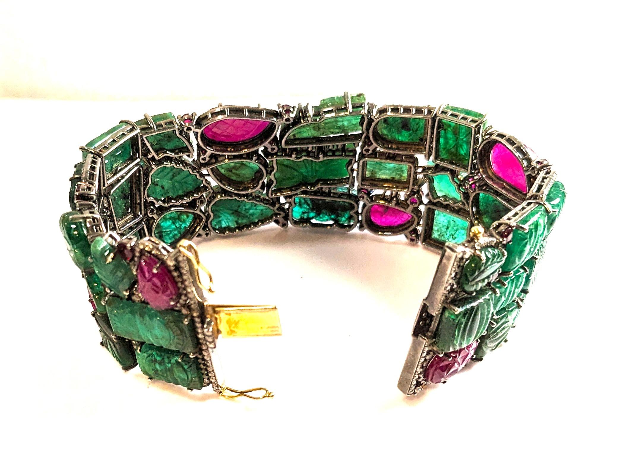 Bracciale di smeraldi e rubini con diamanti montato in oro e argento 18 carati In condizioni Nuovo in vendita a Bilbao, ES
