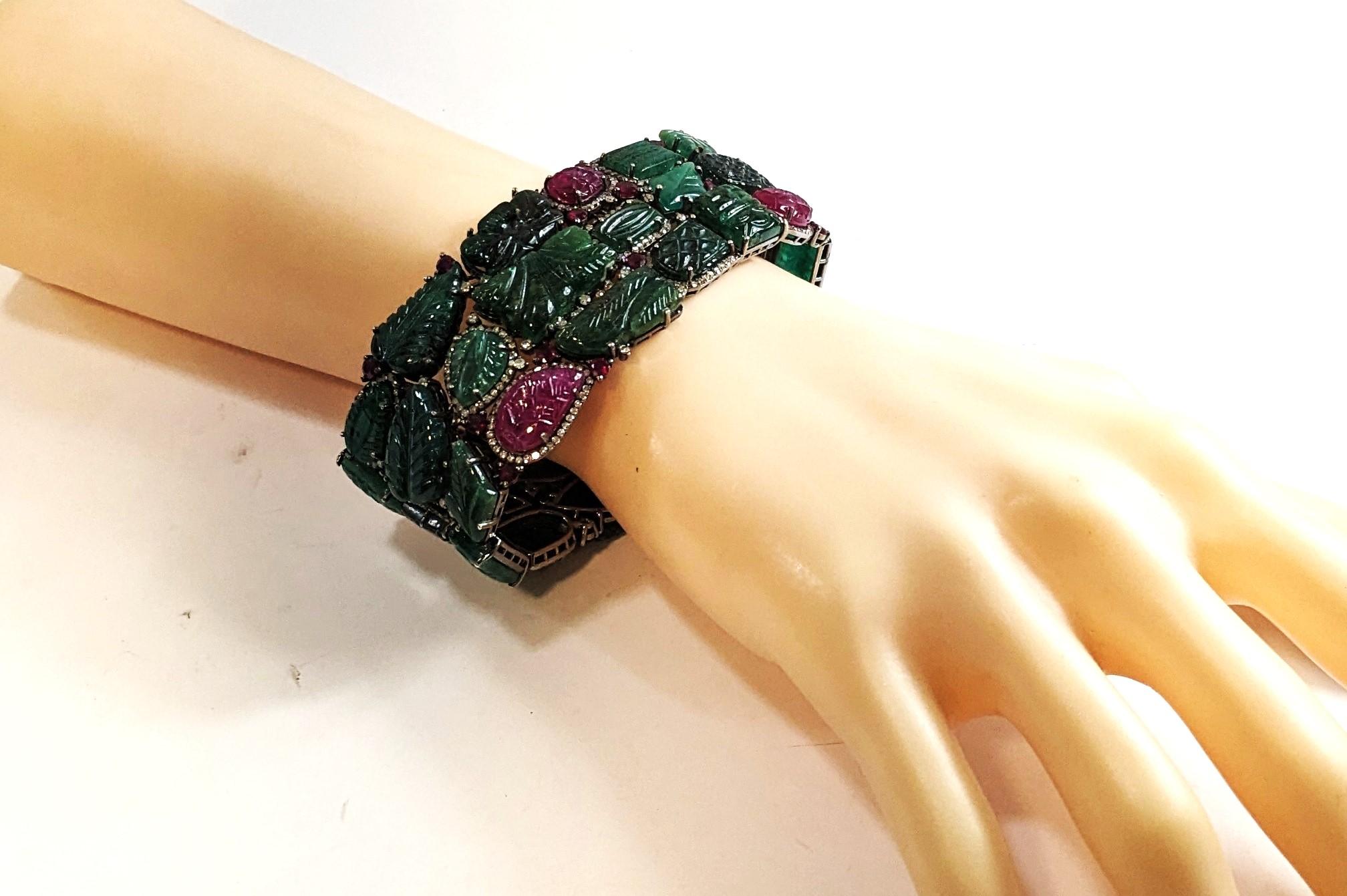 Donna Bracciale di smeraldi e rubini con diamanti montato in oro e argento 18 carati in vendita