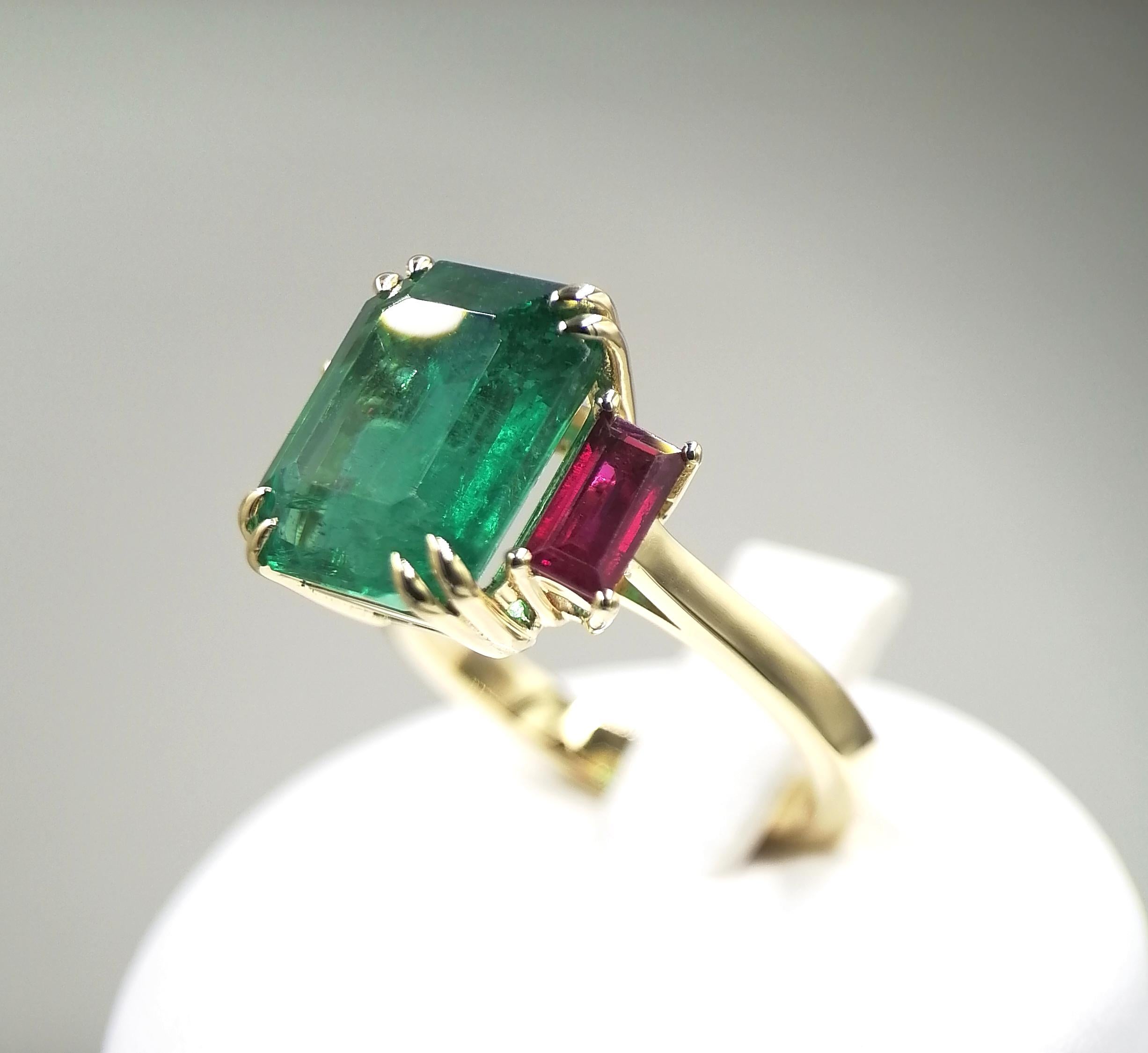 Dieser exquisite Ring zeigt einen faszinierenden grünen Smaragd aus Sambia mit einem Gewicht von 5,16 Karat, geschliffen in einer eleganten Smaragdform. Der leuchtend grüne Farbton des Smaragds zeugt von seiner Qualität und Herkunft und bildet einen