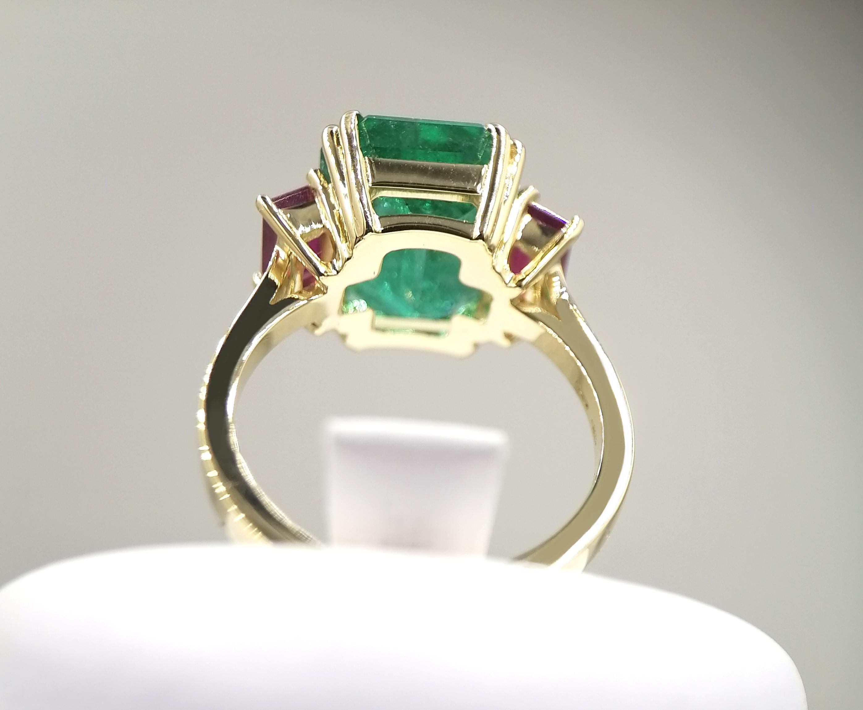 Smaragd und Rubin Carré Gelbgold Ring (Smaragdschliff)