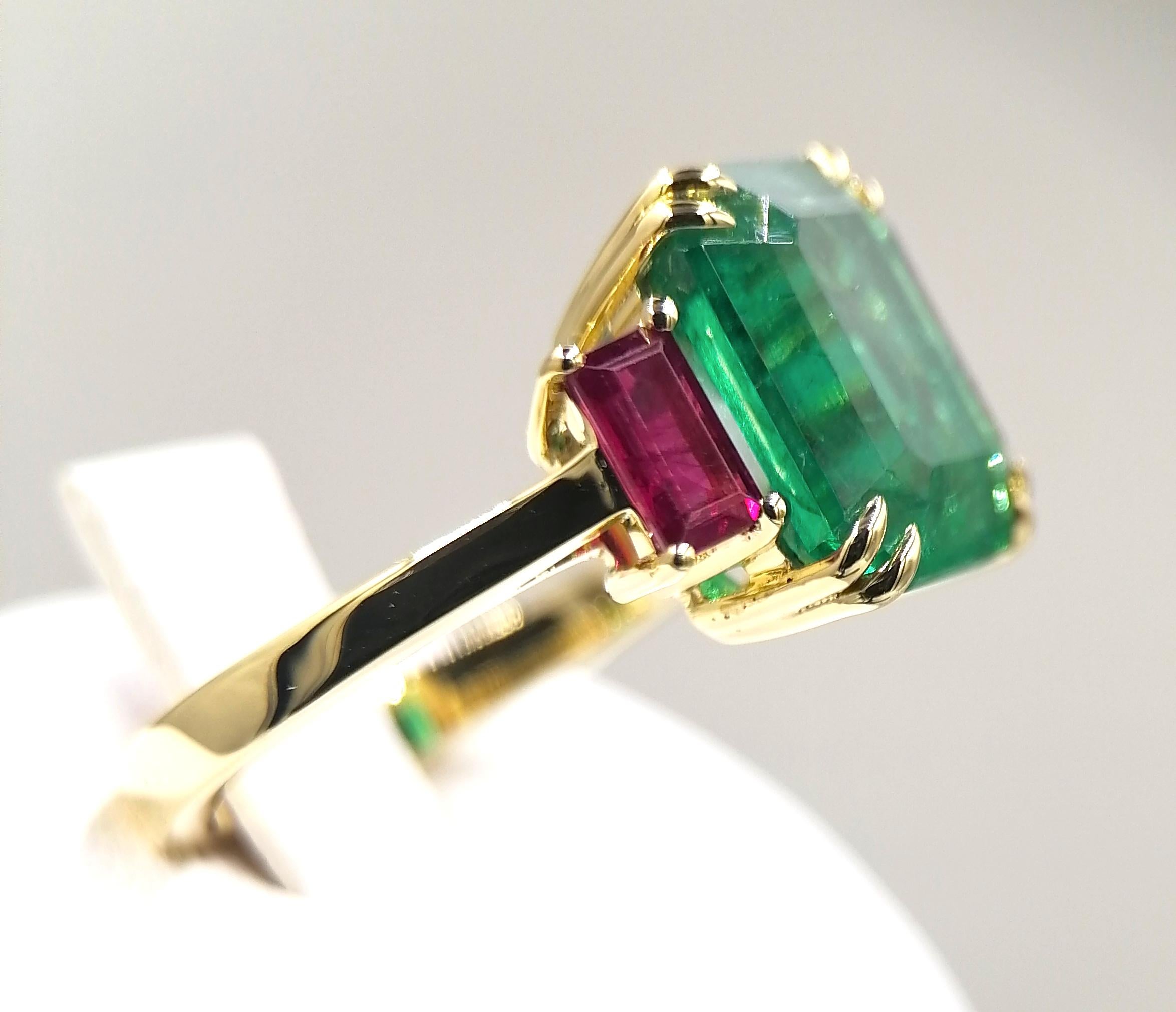 Smaragd und Rubin Carré Gelbgold Ring im Zustand „Neu“ in Chicago, IL
