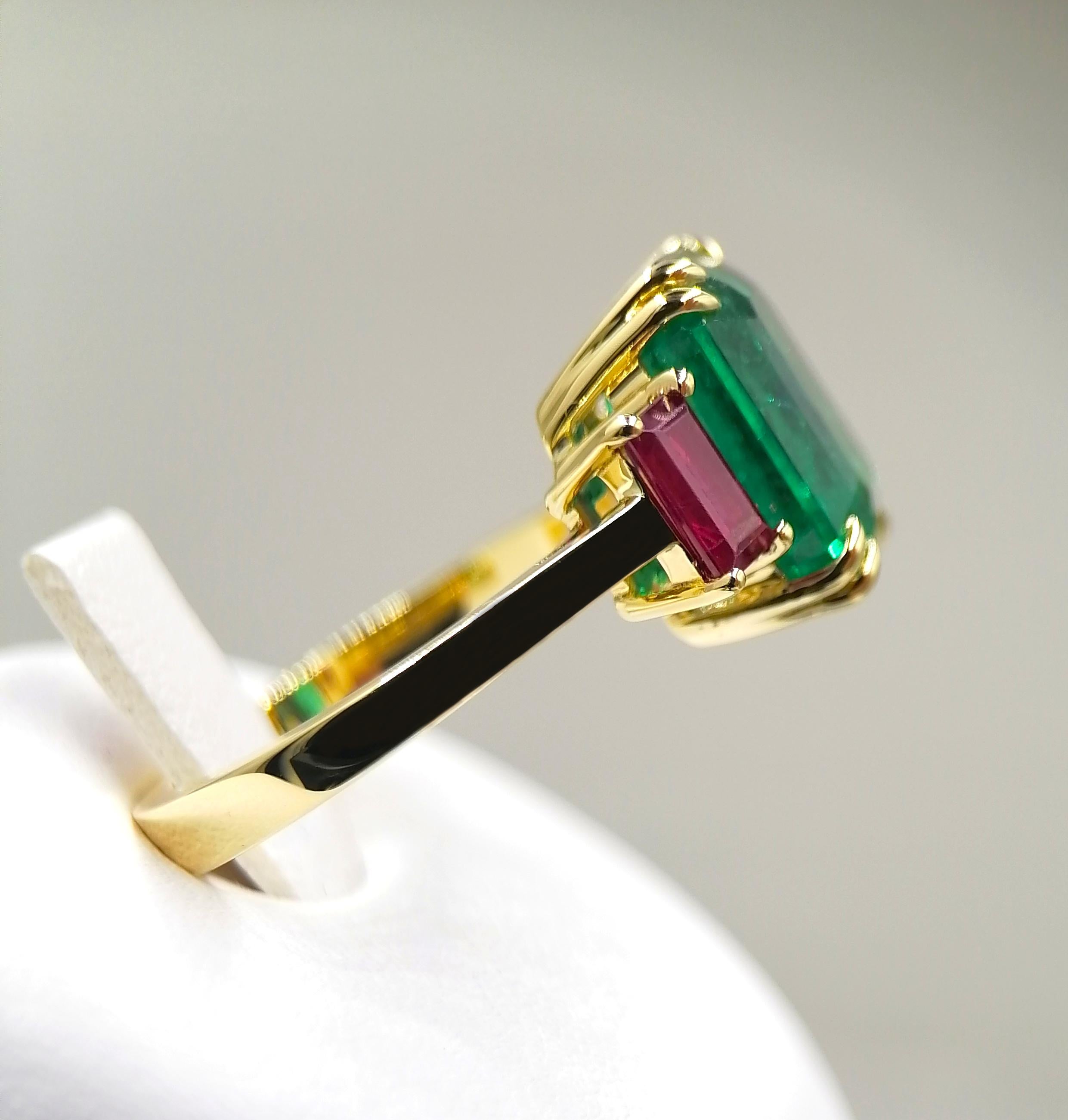 Smaragd und Rubin Carré Gelbgold Ring Damen
