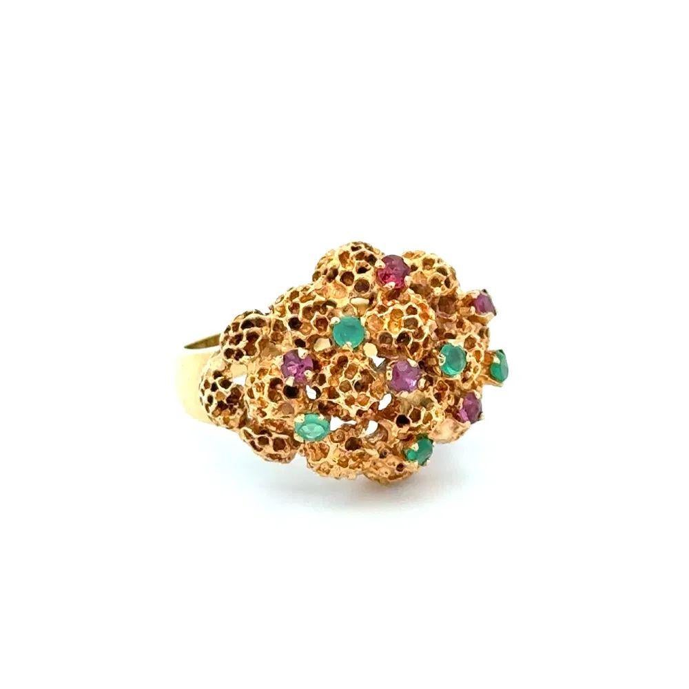 Tout simplement magnifique ! Bague à dôme en or orné de pépites d'émeraude et de rubis, d'une grande beauté et d'une grande finesse de détails. Serti à la main d'émeraudes et de rubis dispersés, pesant environ 0,30 ctw. Mesurant environ 1.00