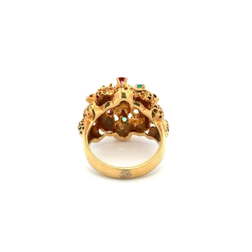 Taille ronde Bague Vintage à dôme en or et pépites d'émeraude et de rubis en vente