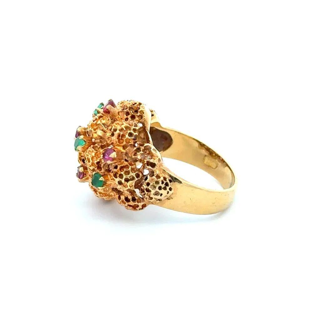 Bague Vintage à dôme en or et pépites d'émeraude et de rubis Excellent état - En vente à Montreal, QC