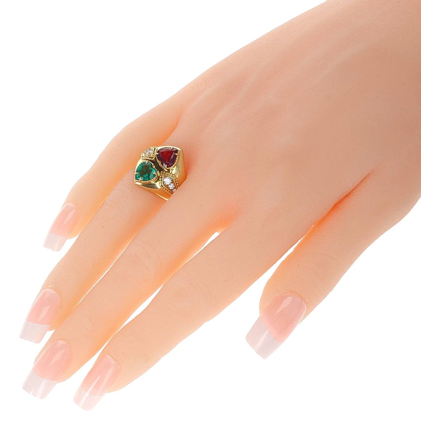 Emerald and Ruby Heart Ring with Diamonds, 18k In Excellent Condition For Sale In New York, NY