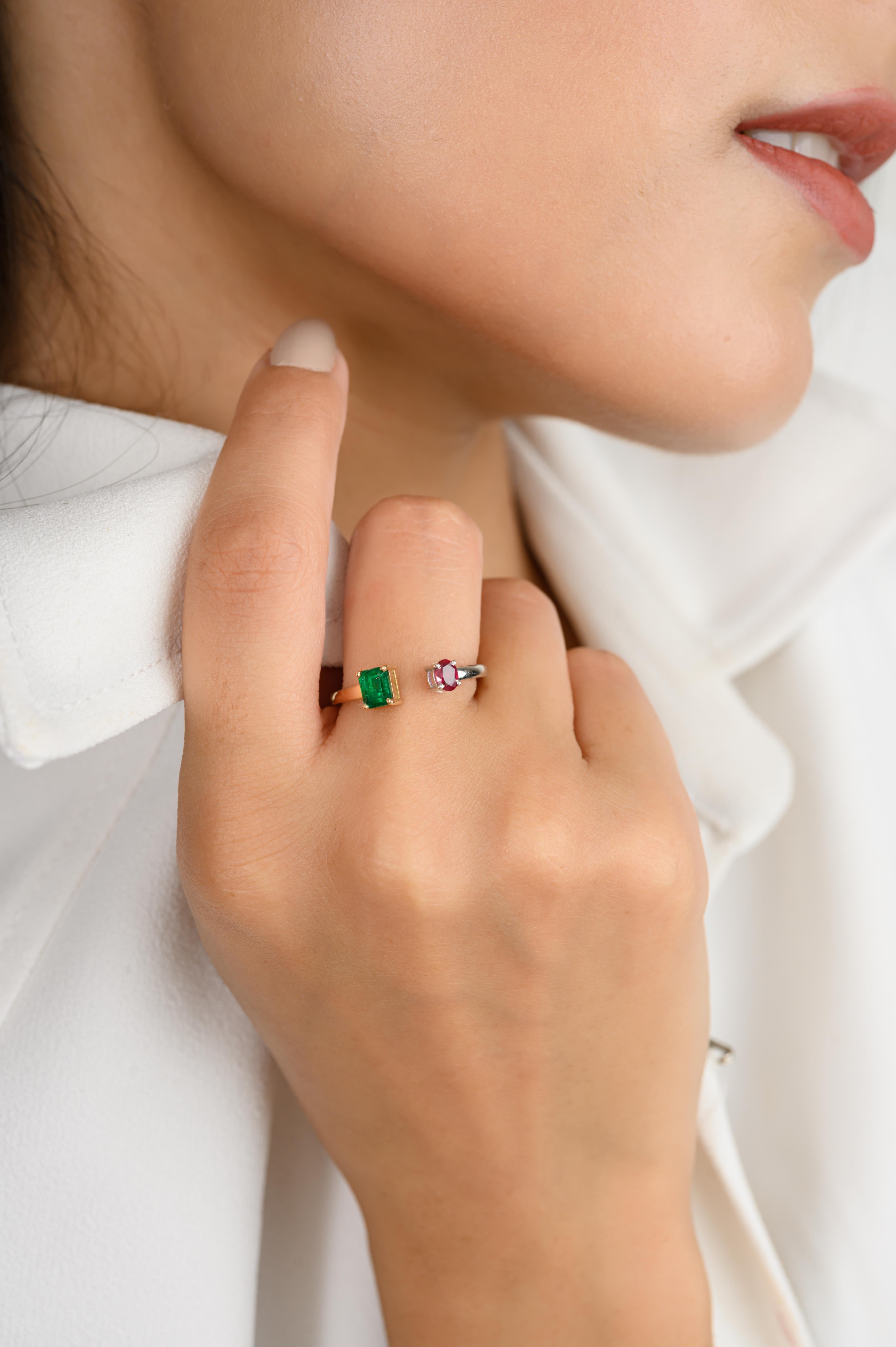 Im Angebot: Minimalistischer offener Ring mit Smaragd und Rubin mit zwei Steinen für sie aus 18 Karat massivem Gold () 4