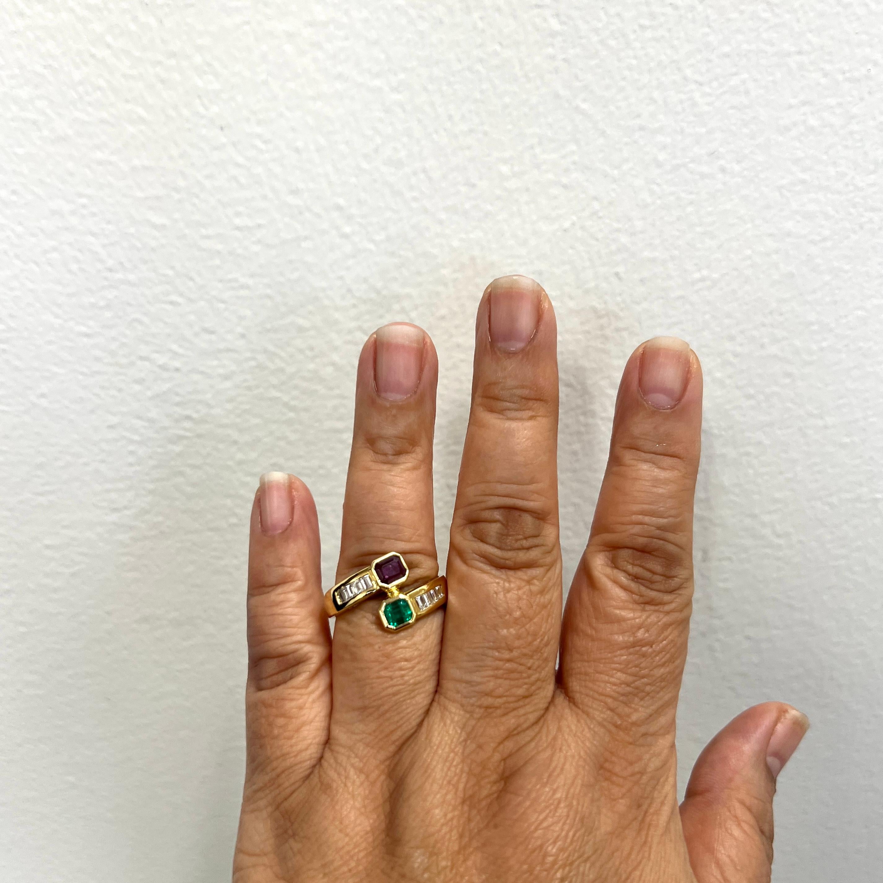 Schönes Smaragd- und Rubin-Achteck mit hochwertigen weißen Diamant-Baguetten.  Handgefertigt in 18k Gelbgold.  Ringgröße 10,25+.