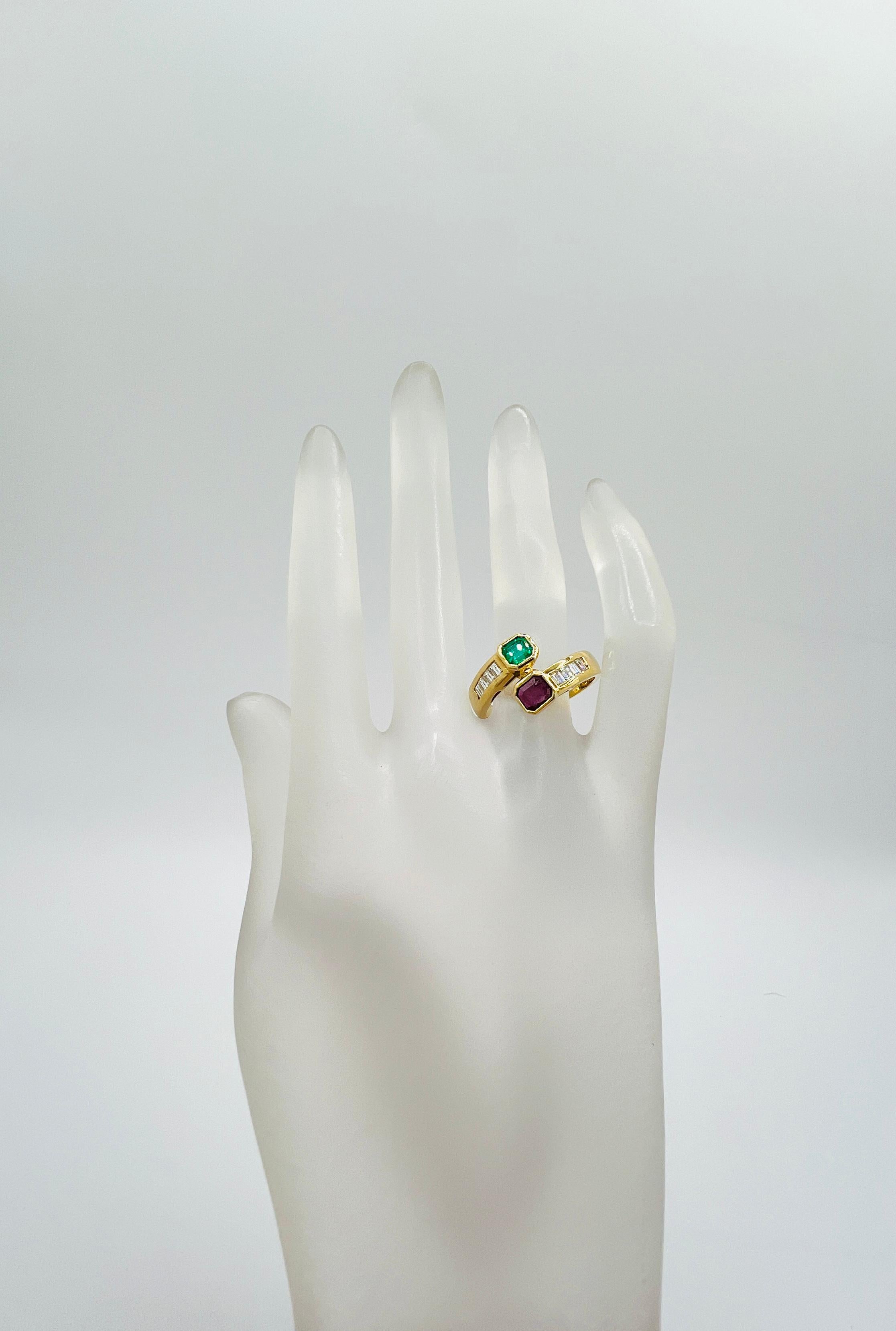 Smaragd und Rubin Oktagon und Diamant Bypass Ring in 18K Gelbgold (Achteckschliff) im Angebot