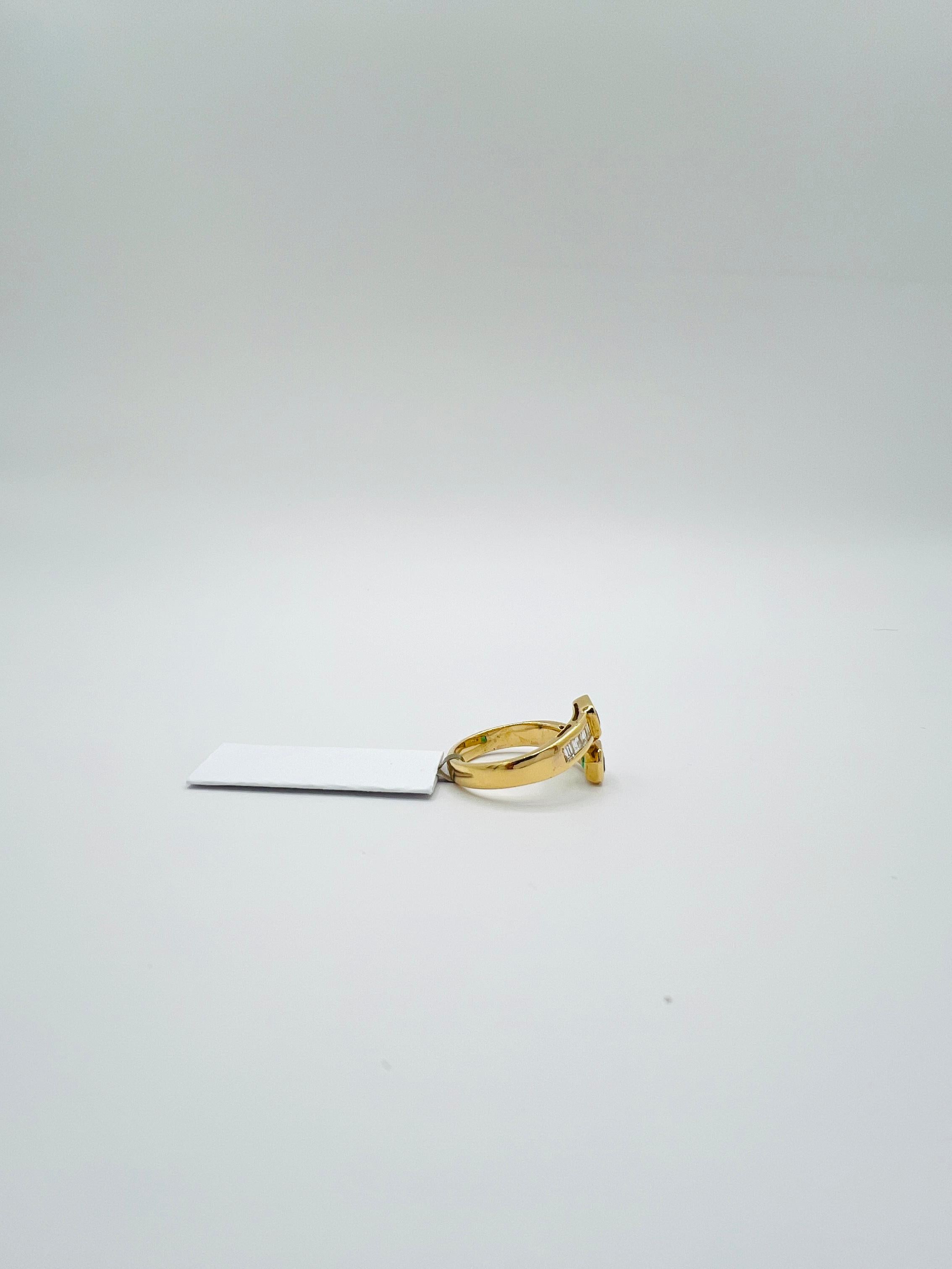 Smaragd und Rubin Oktagon und Diamant Bypass Ring in 18K Gelbgold für Damen oder Herren im Angebot