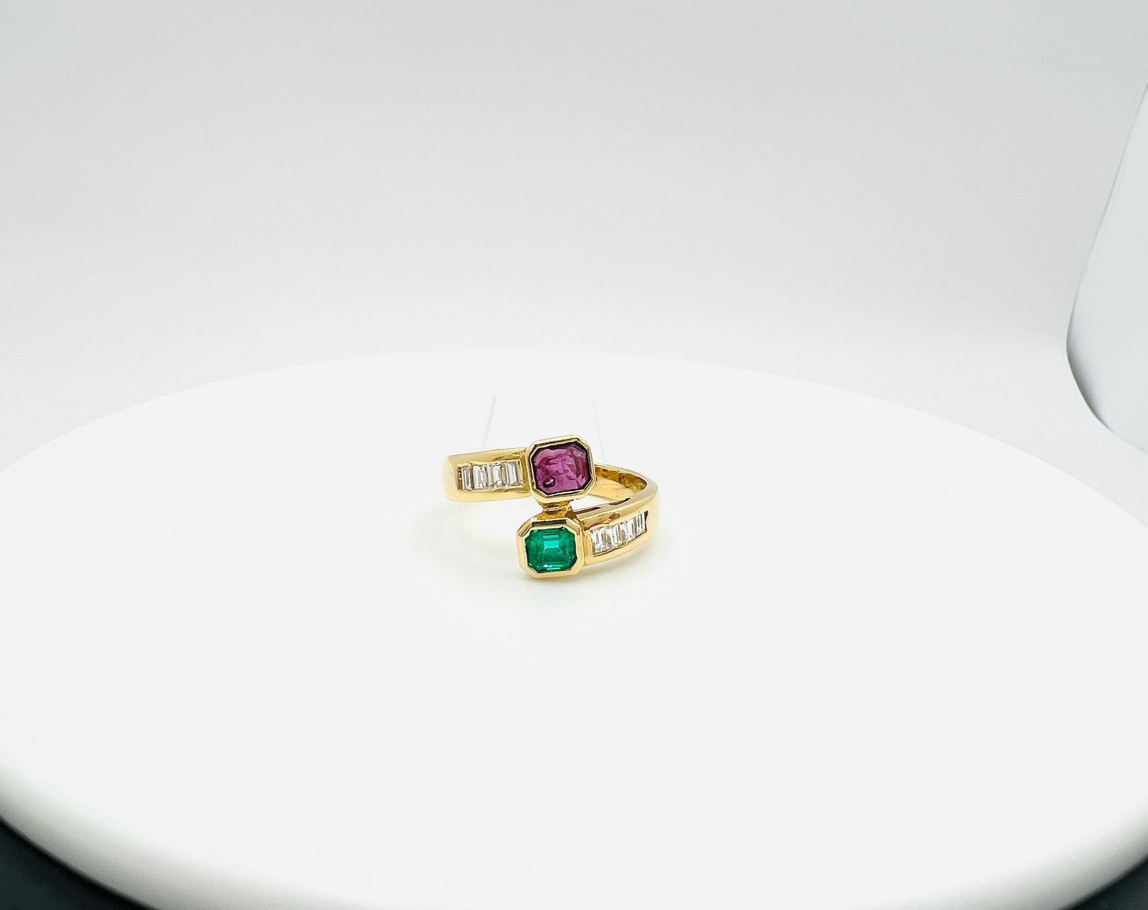 Smaragd und Rubin Oktagon und Diamant Bypass Ring in 18K Gelbgold im Angebot