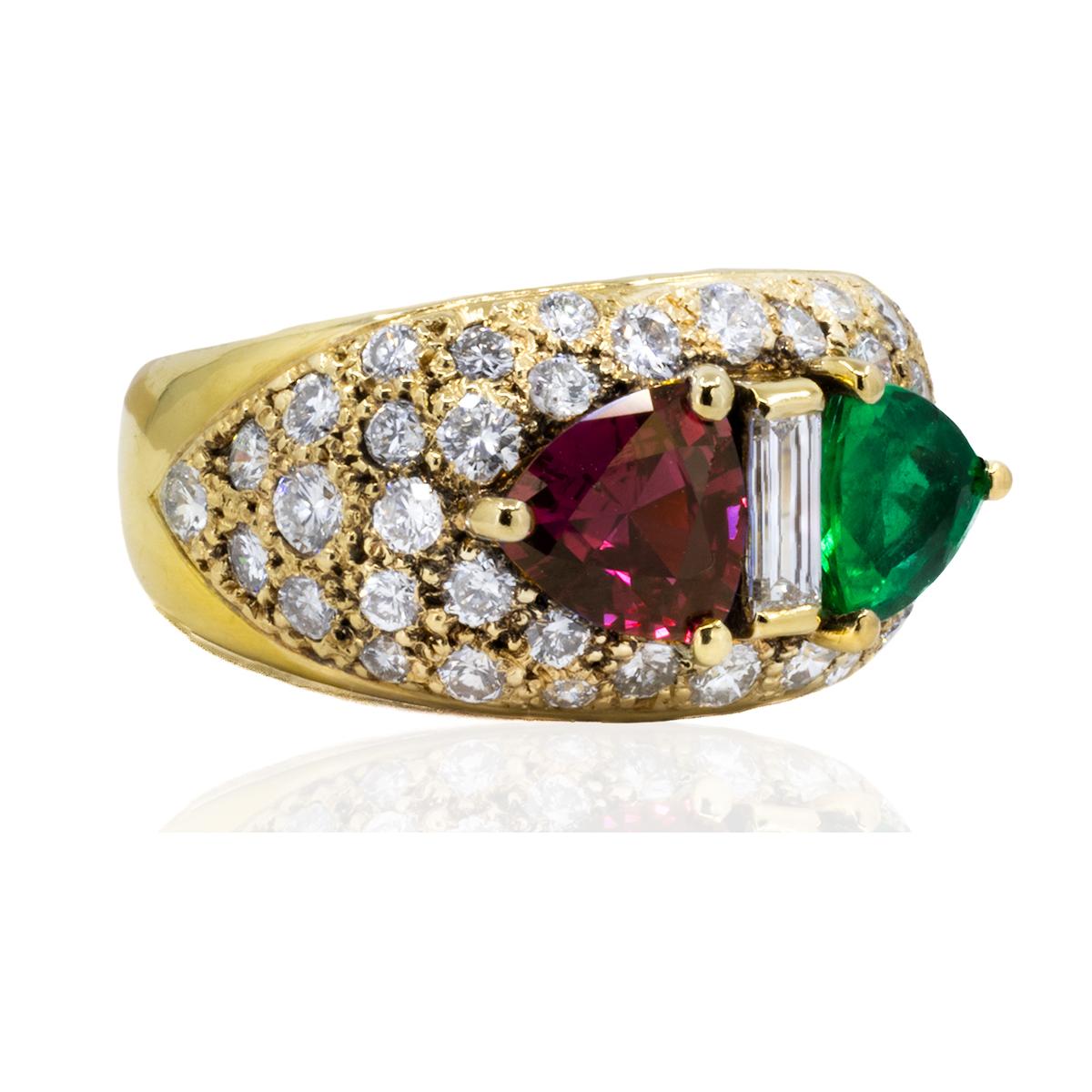 Vervollständigen Sie Ihre Schmucksammlung mit unserem atemberaubenden Ring mit Smaragd und Rubin. Mit seinem klassischen Ringdesign verleiht dieses Stück jedem Outfit einen Hauch von Eleganz. Dieser Ring eignet sich perfekt für besondere Anlässe