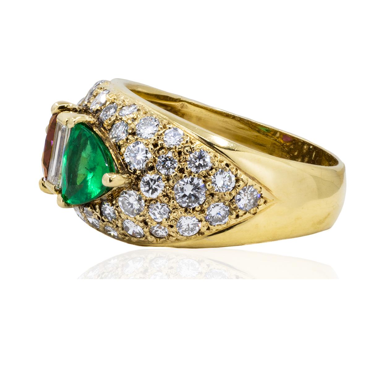 Ring mit Smaragd und Rubin (Trillionschliff) im Angebot