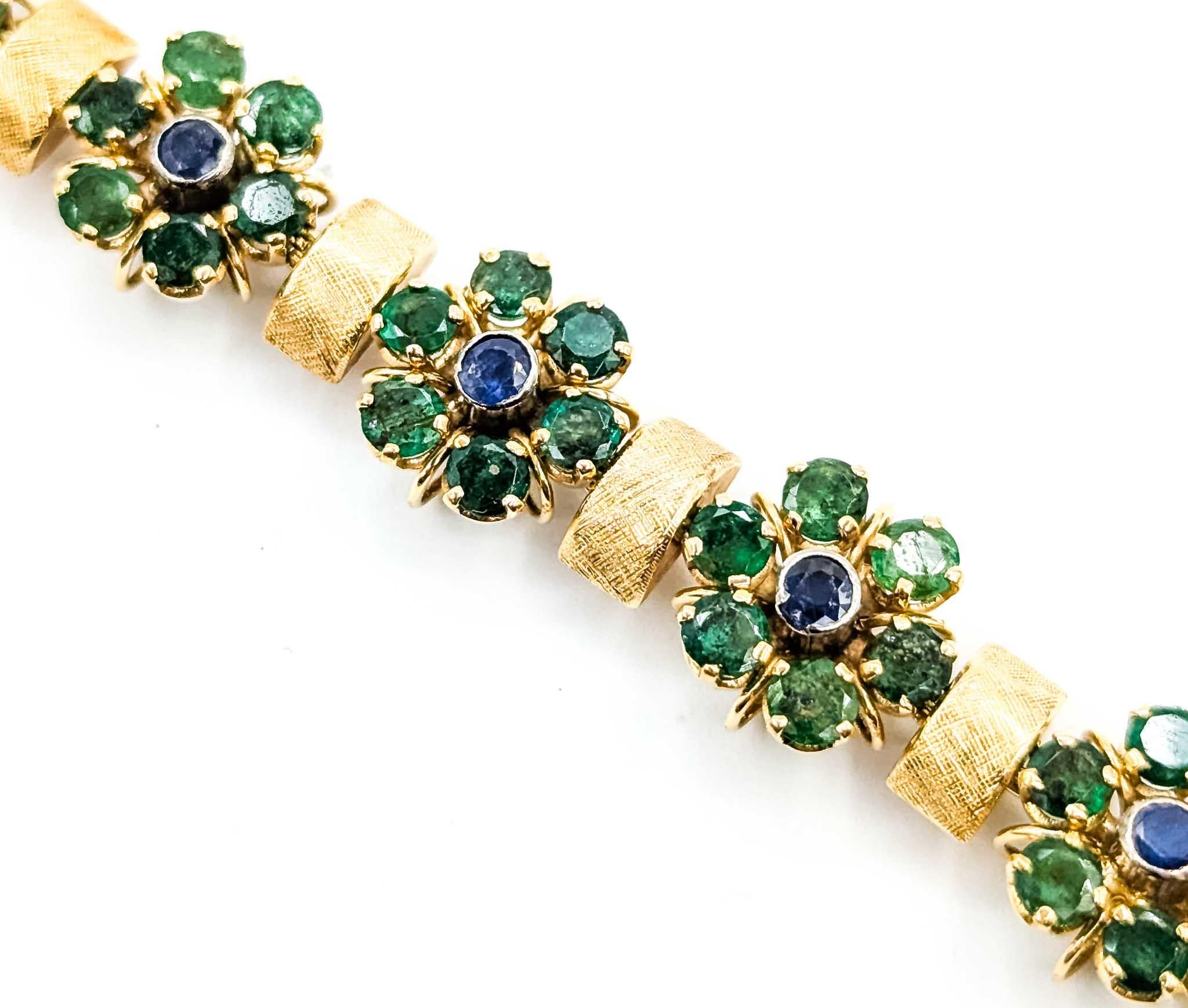 Bracelet en or jaune 18k avec émeraudes et saphirs

Nous vous présentons un bracelet exquis du milieu du siècle dernier, réalisé de main de maître en or jaune 18 carats. Cette magnifique pièce présente un ensemble captivant de pierres précieuses,