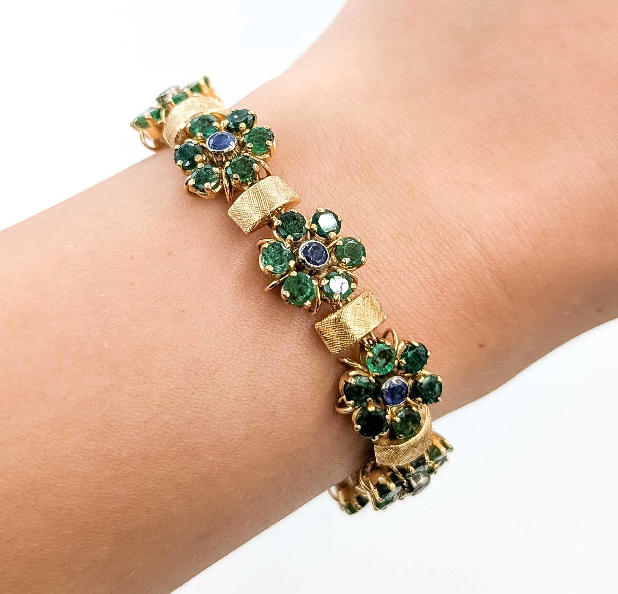 Contemporain Bracelet en or jaune 18k avec émeraudes et saphirs en vente