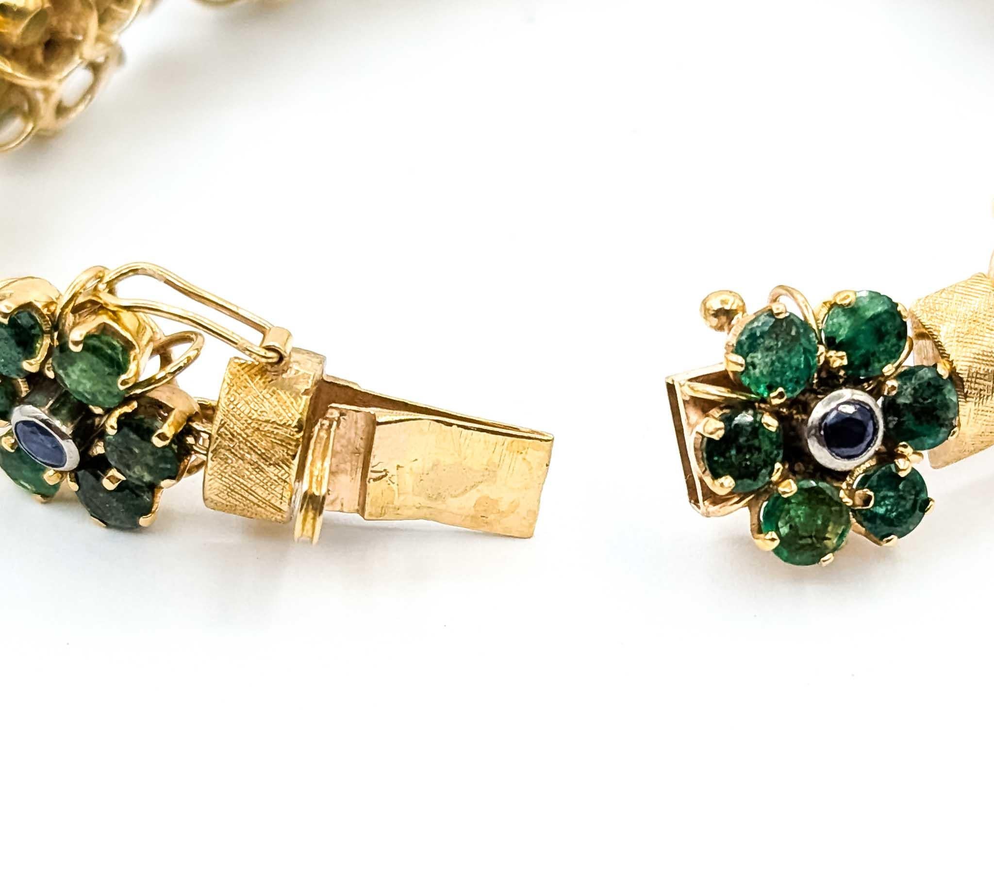 Bracelet en or jaune 18k avec émeraudes et saphirs en vente 2