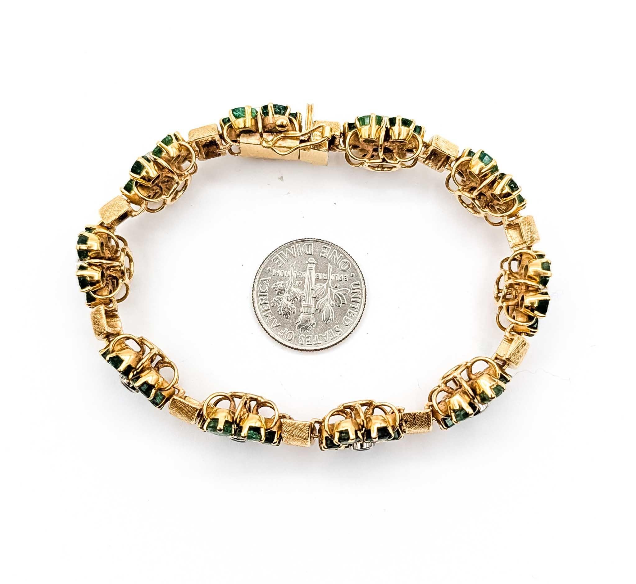 Bracelet en or jaune 18k avec émeraudes et saphirs en vente 3