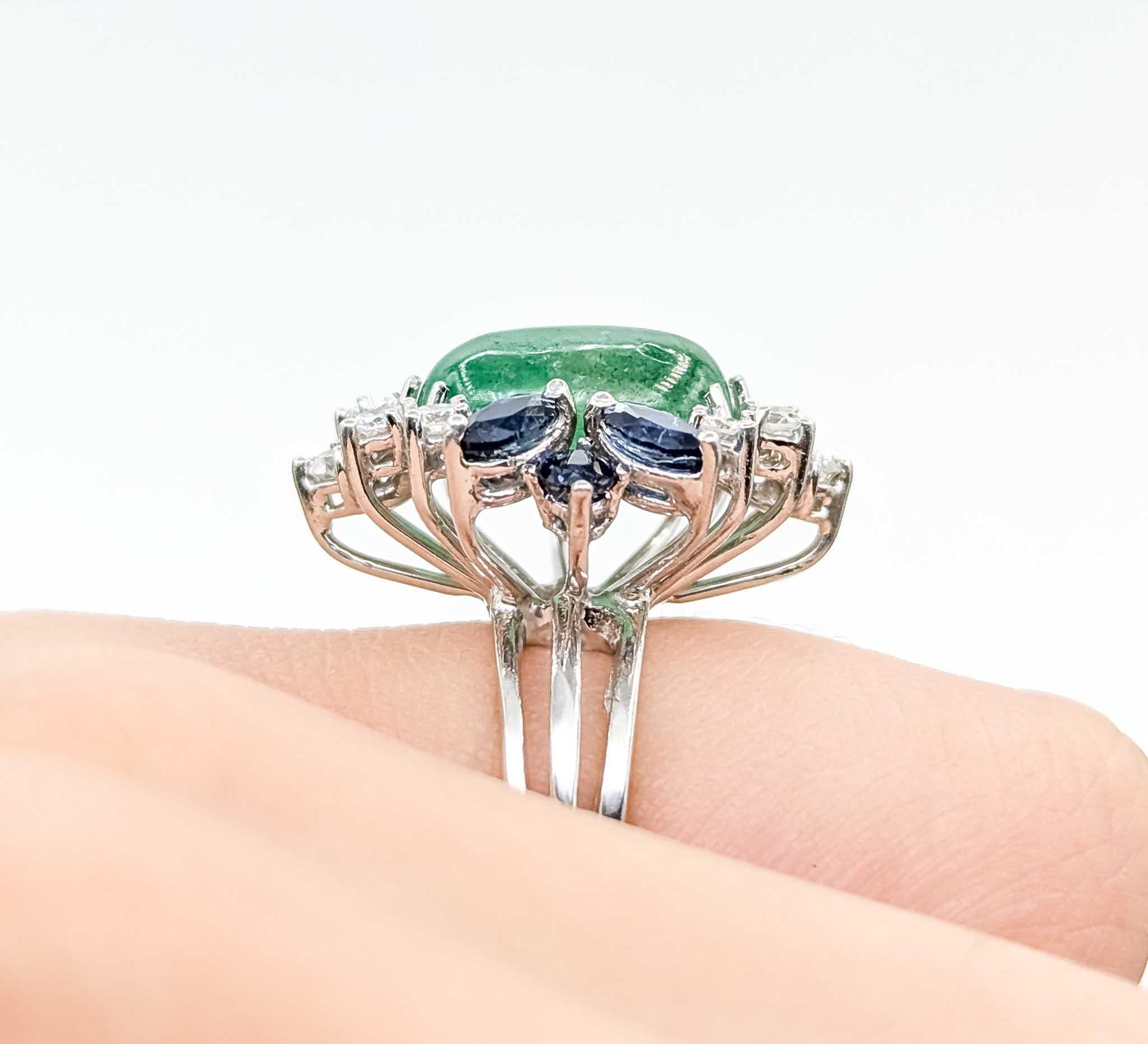Taille ronde Bague en or blanc 14k avec émeraude et saphir en vente