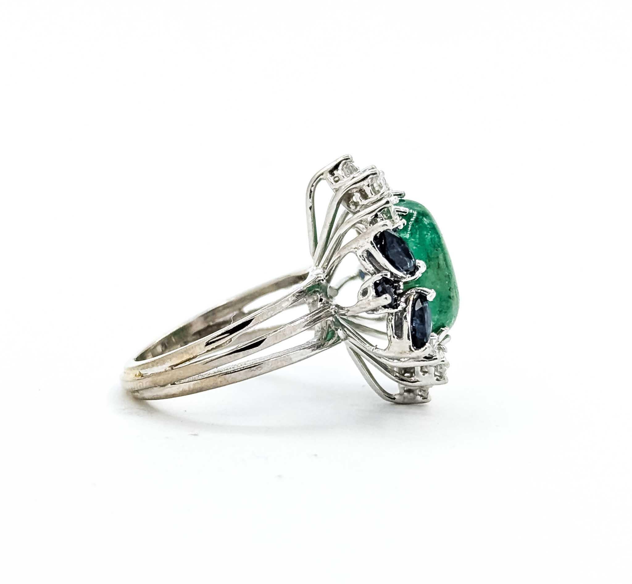 Bague en or blanc 14k avec émeraude et saphir en vente 1