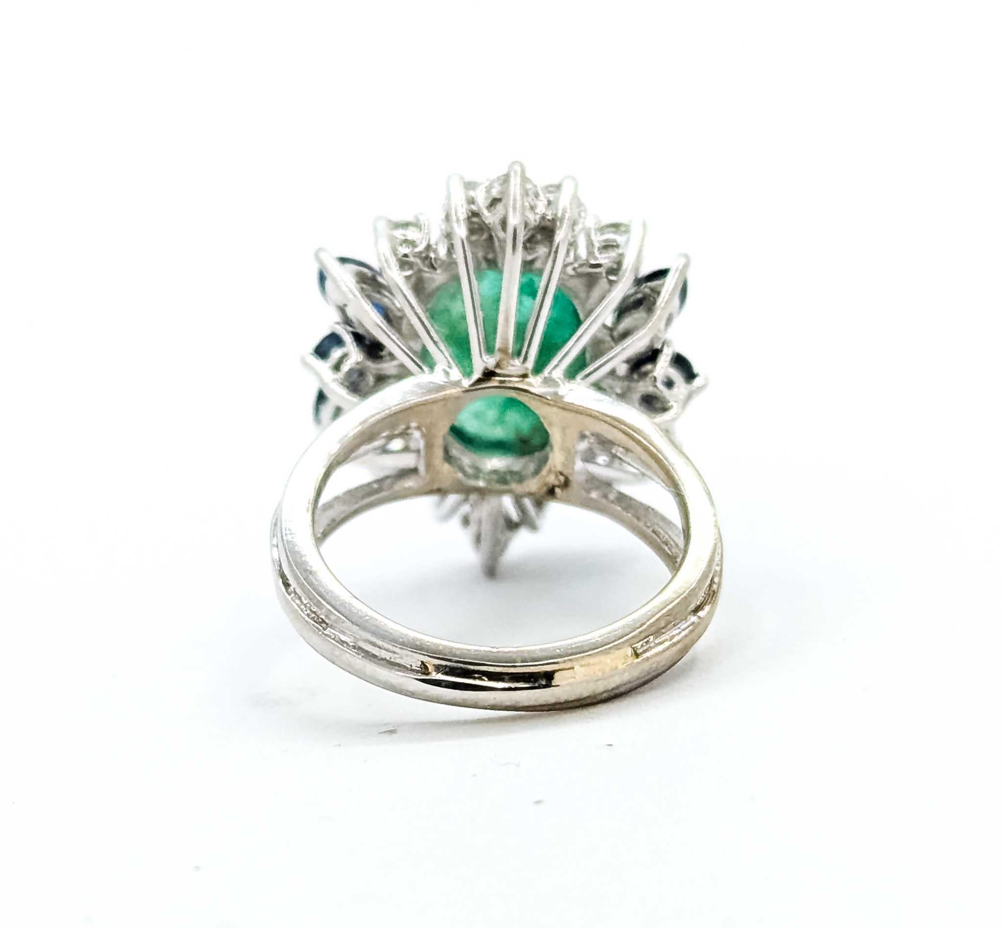 Bague en or blanc 14k avec émeraude et saphir en vente 2