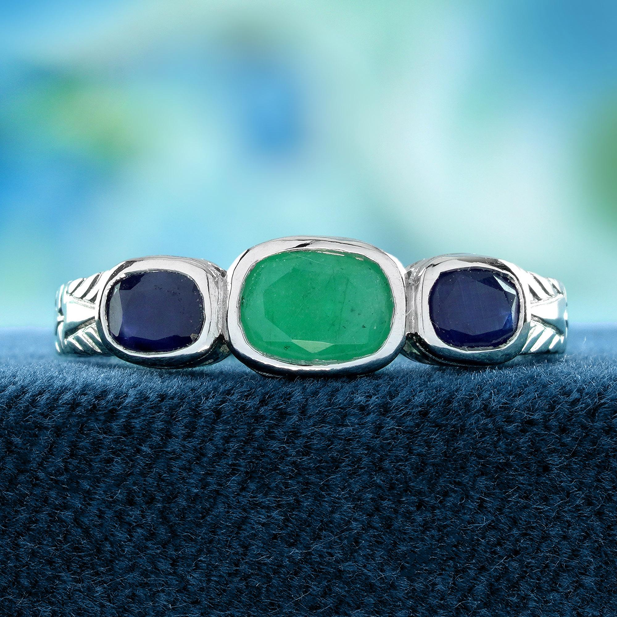 Questo squisito anello presenta al centro un vibrante smeraldo naturale, simbolo di amore e vitalità. Accanto allo smeraldo, due zaffiri naturali di colore blu intenso rappresentano la saggezza e la forza. I dettagli in filigrana di ispirazione