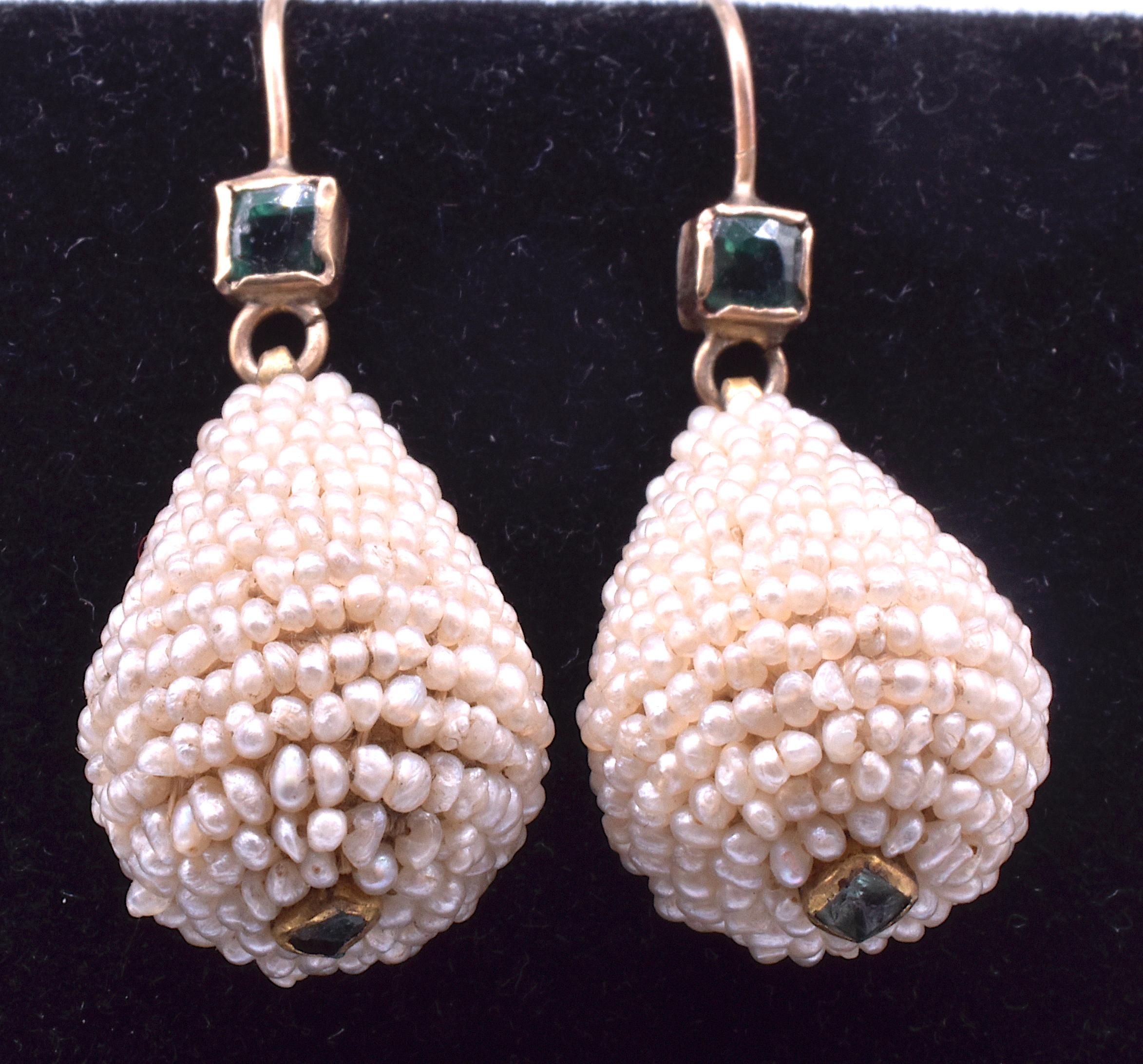 Nous adorons ces boucles d'oreilles en forme de goutte d'eau de style victorien précoce, avec leurs minuscules perles de rocaille incorporant toute la partie en forme de goutte d'eau de la boucle d'oreille. Elles sont reliées à une petite émeraude